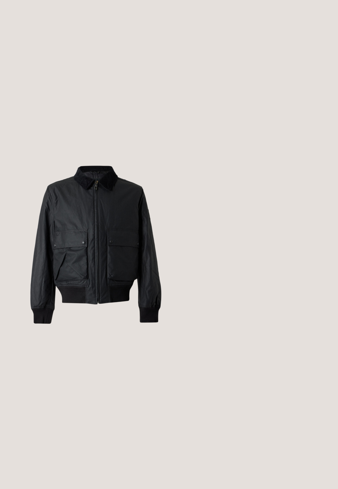 Μαύρο bomber jacket με φερμουάρ, δύο μεγάλες μπροστινές τσέπες με καπάκι, ριμπ μανσέτες και τελείωμα, και μαλακό γιακά με υφή.; Μαύρο κοντομάνικο t-shirt με λαιμόκοψη και λευκό λογότυπο "ACG" και μικρό κείμενο "FOR OUTDOOR USE" στην αριστερή πλευρά του στήθους.; Σκούρες γκρι cargo σορτς με πλαϊνές τσέπες και ενσωματωμένη μαύρη ζώνη, με ελαφρώς τσαλακωμένη υφή.; Σκούρο γκρι αδιάβροχο μποτάκι αστραγάλου με ελαστικές πλαϊνές πανελ και χοντρή σόλα σε ουδέτερο φόντο; Διαφανή γκρι ορθογώνια γυαλιά ηλίου με αδιαφανείς φακούς και χοντρά πλαίσια που ακουμπούν σε λευκή επιφάνεια.; Μαύρο τσαντάκι Moschino χιαστί με μπροστινό καπάκι, δύο λουράκια με αγκράφες και έμβλημα λογότυπου σε απλό ανοιχτό φόντο.