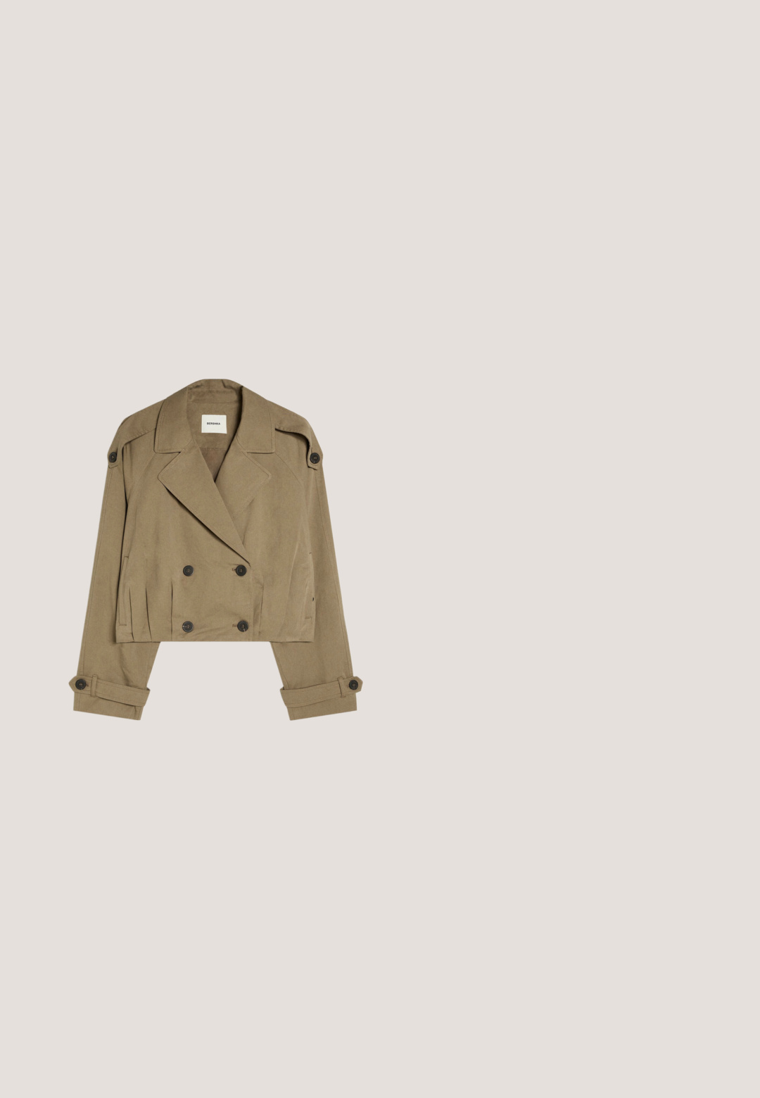 Beige cropped dobbeltradet jakke med bred krave, knapstolper på skulderne og manchetremme, lagt fladt på hvid baggrund.; Mørkebrun T-shirt med korte ærmer og V-hals, med et simpelt, ensfarvet design og et lille mærke indeni kraven.; Denim shorts i mørkeblå med lyseblå indvendig foring, med forlommer, to knapper og kontrastsyning på taljen.; Brune ruskindsknæhøje støvler med spids tå og en lav blokhæl. Side søm-detaljering tilføjer subtil tekstur.; Rektangulære skildpaddemønstrede solbriller med mørkebrune linser og slanke arme, vist mod en hvid baggrund.; Stor brun ruskind skuldertaske med to lange stropper og brede, kantede sider, designet til at blive båret i hånden eller over skulderen.