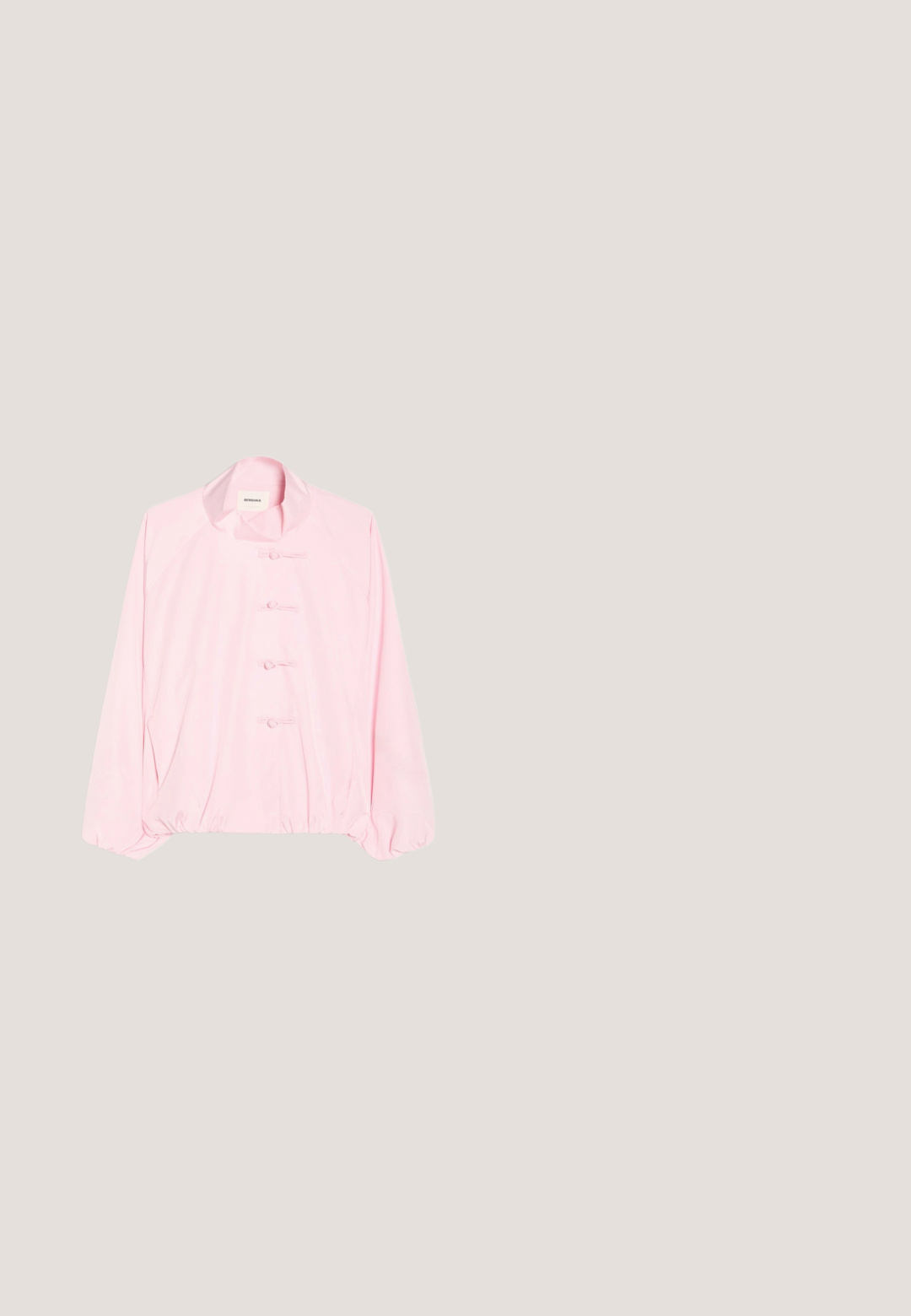 Veste rose clair à manches longues avec un col montant et quatre fermetures à boutons noués en tissu sur le devant.; Pull polo rose à manches longues avec des rayures horizontales bleues, trois boutons sur le devant, et des poignets et ourlet côtelés.; Résumé Short - ballerina; Mocassin loafer en daim rose avec détail nœud et semelle caoutchouc à picots, vue latérale sur fond blanc.; Sac à main rose avec une poignée supérieure tressée, des finitions en métal argenté, une poche zippée à l'avant et de longues franges sur les côtés ; matériau en simili cuir texturé.; Collier en perles roses composé de perles rondes translucides, avec un fermoir doré et une chaîne d'extension pour une longueur ajustable.