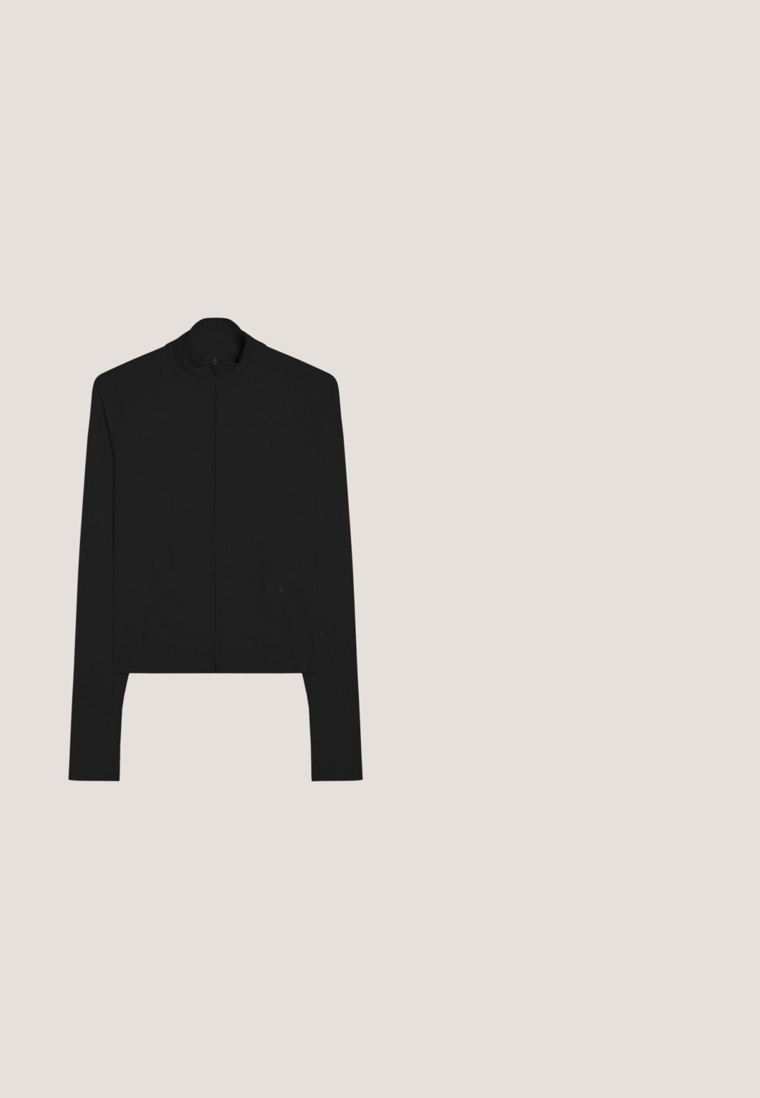 Zwarte jas met lange mouwen, rits, hoge kraag en twee voorzakken, weergegeven op een witte achtergrond.; Donkergrijs T-shirt met lange mouwen en ronde hals, met een licht gebogen zoom, plat weergegeven tegen een witte achtergrond.; Zwarte, nauwsluitende shorts met hoge taille en knielengte, voorzien van een brede tailleband, plat uitgestald op een witte achtergrond.; Zwarte rubberen regenlaarzen met een glanzende afwerking, voorzien van een zilveren gesp en een logo patch. De zool is gestructureerd voor grip.; Zwarte oversized pilotenzonnebril met donker getinte glazen, weergegeven op een witte achtergrond.; Zwarte stoffen schoudertas met gerimpeld voorpand, verstelbare riem en trekkoord-zijzakken, afgebeeld op een witte achtergrond.