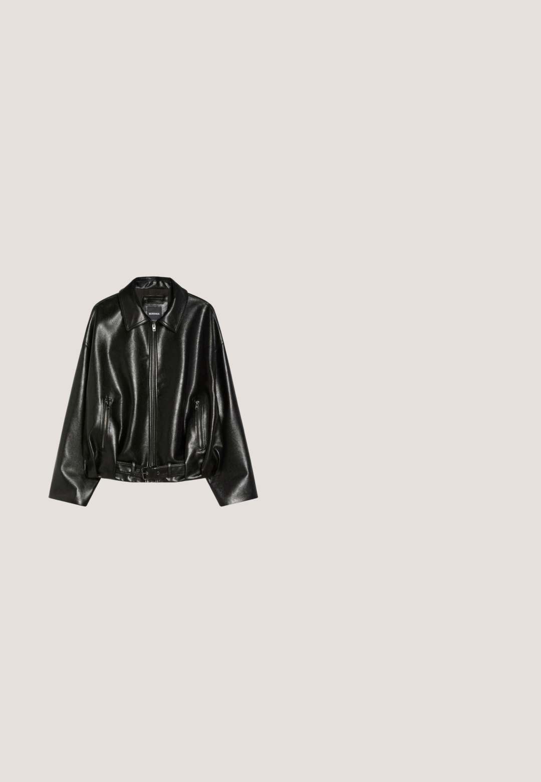 Sort jakke i imiteret læder med lynlås, krave, lynlås-lommer foran og bælte ved taljen fra Bershka.; Sort cropped camisole-top med tynde stropper, lavet af glat stof. Har en lige udskæring og en let firkantet form.; Sorte denimshorts med opbukket kant, to forlommer inklusive en lille møntlomme og to metal knapper i taljen.; Sort læder cowboy støvle med spids tå, stablet hæl og dekorativ syning på skaftet. Glat overflade med mat finish.; Sorte ovale solbriller med tykke stel og mørke glas vist på en ensfarvet hvid baggrund.; Sort skuldertaske i vævet læder med et enkelt flettet håndtag og en blød, afrundet rektangulær form.