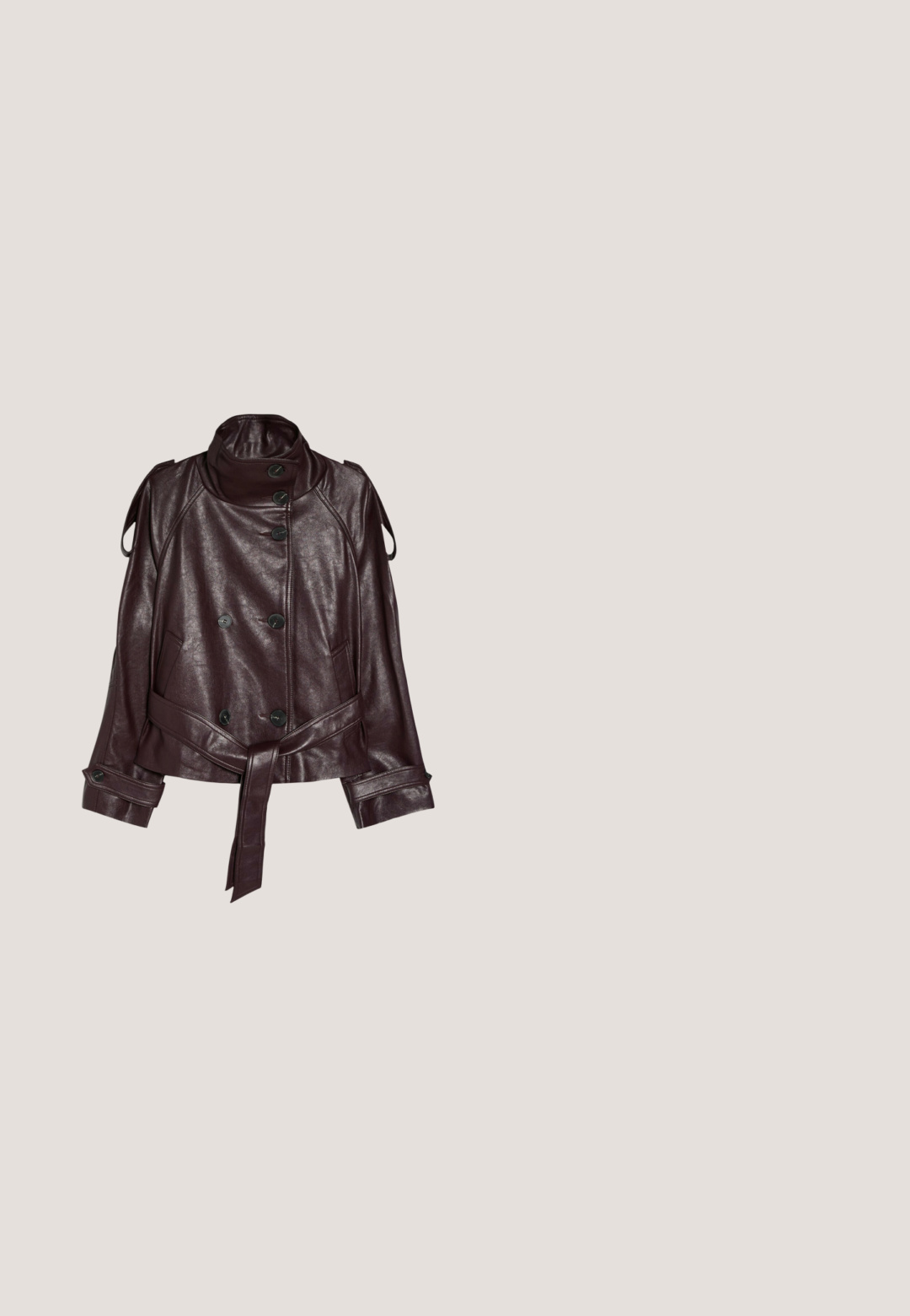 Dunkelbraune Lederjacke mit hohem Kragen, zweireihigen schwarzen Knöpfen, Gürtel in der Taille und geknöpften Riemen an den Manschetten und Schultern.; Bordeauxrotes Spitzenkleid mit langen Ärmeln und einem schulterfreien Ausschnitt, verziert mit einem Blumenmuster und einer figurbetonten Silhouette, die am Saum ausgestellt ist.; Bordeauxfarbene Leder-Stiefel bis zum Knie mit einer verjüngten Spitze, dekorativer Naht und einem seitlichen Reißverschluss. Merkmale einen niedrigen, schlanken Absatz.; Dunkelrote Cat-Eye-Sonnenbrille mit getönten Gläsern und dünnem goldenem Steg, liegend auf einer weißen Oberfläche.; Kleine Handtasche aus burgunderfarbenem Lackleder mit zwei oberen Griffen, abnehmbarem Riemen und goldenem Kettenakzent mit Charme. Glatte, glänzende Textur.; Ohrstecker in Goldoptik mit rot marmorierten Perlen und strukturierten Creolen. Enthält zwei Stile: gebogene Designs und eine Perlenakzentuierung, alle mit glänzendem Finish.