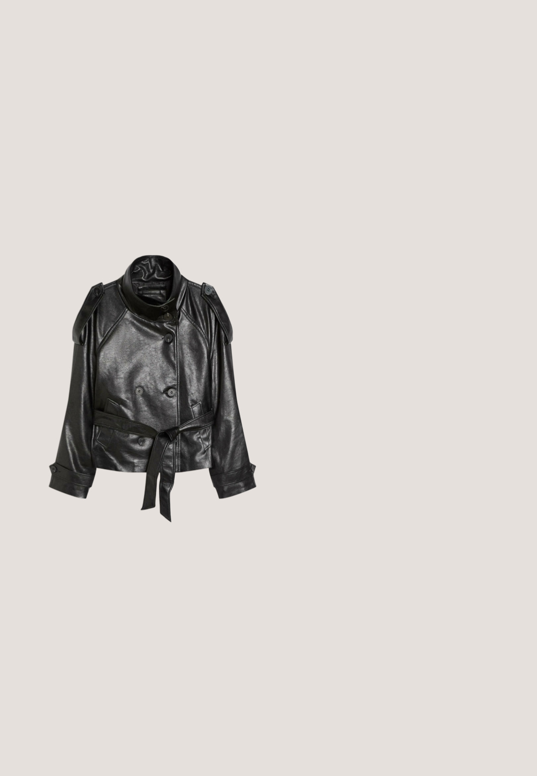 Veste en cuir noire à double boutonnage, avec des boutons en accent, une taille ceinturée, des épaulettes et de larges revers. Texture lisse.; Robe noire à manches courtes avec col drapé et détails froncés à la taille, longueur genou avec une jupe évasée.; Botte noire montant au genou en matériau lisse avec un design décontracté, bout pointu et talon aigu élevé. Surface texturée visible.; Lunettes de soleil aviateur noires oversize avec des verres teintés foncés, affichées sur fond blanc.; Sac à main en cuir noir avec poignées tressées, surface texturée, poche frontale zippée et accents de franges décoratives. Forme compacte et structurée.; Large bracelet manchette doré brillant avec un motif spirale en relief à l'avant, ouvert aux extrémités pour un port ajustable.