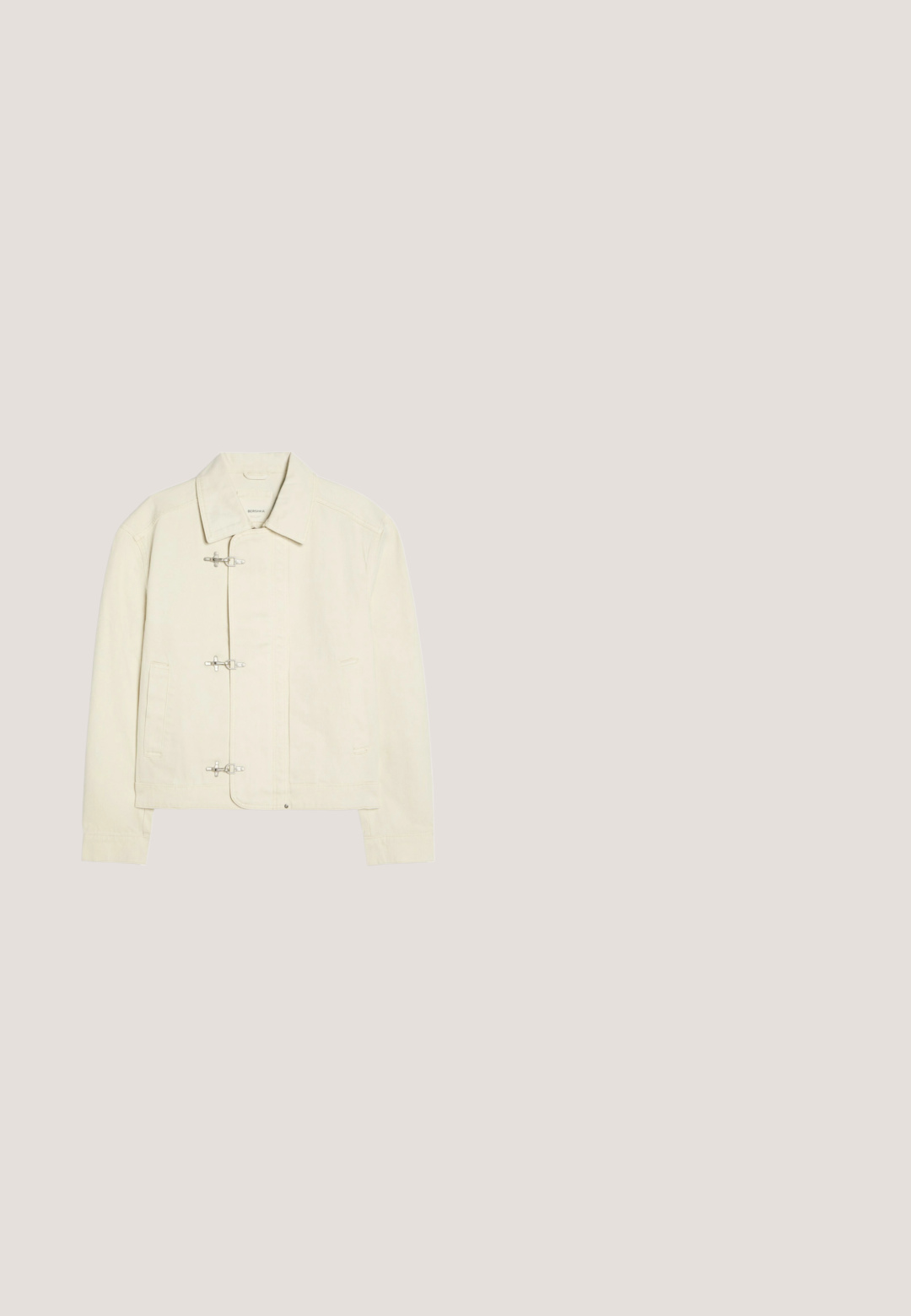 Off-white jakke med krave og tre sølvfarvede låsespænder foran, med to sidelommer og lange ærmer.; Sort strikket sweater med rund halsudskæring, ribbede ærmegab og kant. Teksturen har et diskret mønster, der giver et hyggeligt udseende.; Hvid T-shirt med korteærmer lavet af blødt bomuld, med rund halsudskæring og en afslappet pasform med lige kant. Ingen mønstre eller detaljer synlige.; Mørkebrune knælange skræddersyede shorts med bæltestropper og forreste læg, vist fladt på hvid baggrund.; Sort læderloafer med en kraftig gummisål og klassiske penny-strap detaljer, vist fra ydersiden.; Firkantede solbriller med skildpaddemønster og grøntonede linser, forfra, på hvid baggrund. Ingen mennesker eller andre objekter synlige.