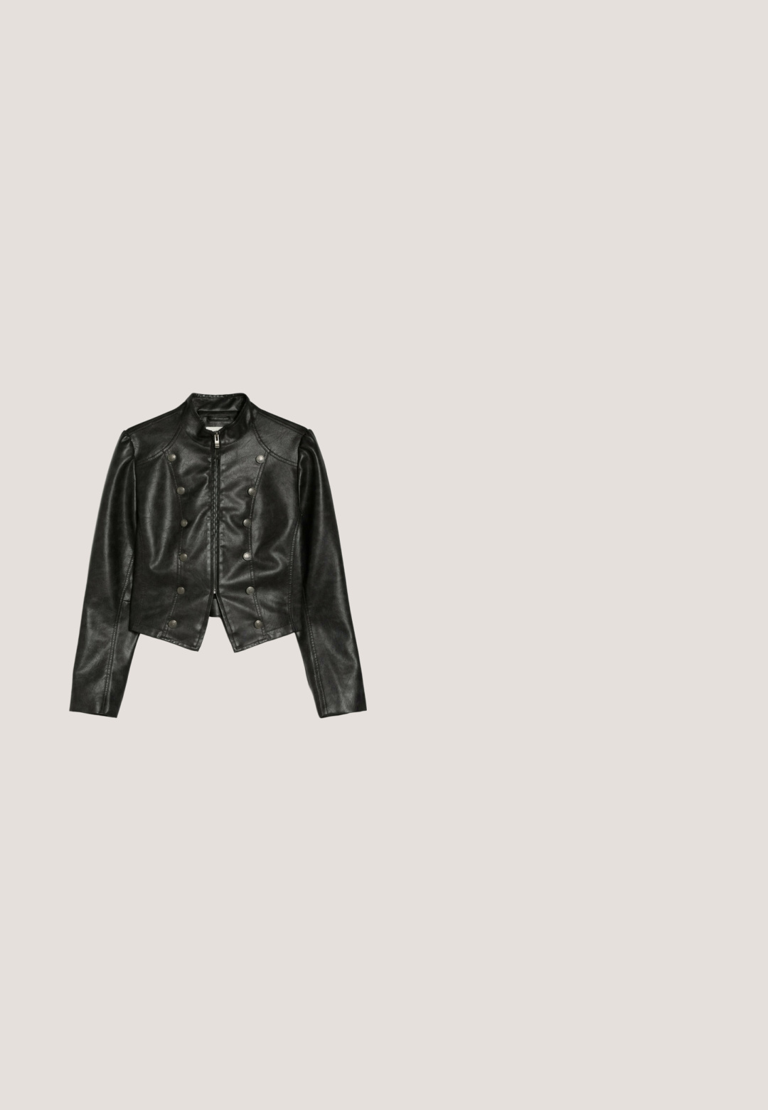 Schwarze Kunstlederjacke mit hohem Kragen, Frontreißverschluss und zwei parallelen Reihen aus Metallschnappverschlüssen vorne.; Schwarzes Kurzarm-T-Shirt mit Rundhalsausschnitt und asymmetrischem Saum mit seitlicher Raffung auf schlichtem weißem Hintergrund.; Schwarze Denim-Straßenhosen mit weitem Bein und einer taillierten Taille, die sichtbare Nähte, zwei Fronttaschen und silberne Beschläge an den Knöpfen aufweisen.; Schwarze Lederstiefelette bis zur Wade mit gefaltetem Schaft, spitzem Zehenbereich, gerafftem Schaft und niedrigem Kittenheel vor weißem Hintergrund.; Schwarze ovale Sonnenbrille mit blau getönten Gläsern und dicken Bügeln, auf weißer Oberfläche liegend.; Schwarze Ledertasche mit zwei Griffen, Frontreißverschlusstasche, silbernen Nieten und strukturierter Oberfläche, isoliert auf weißem Hintergrund.