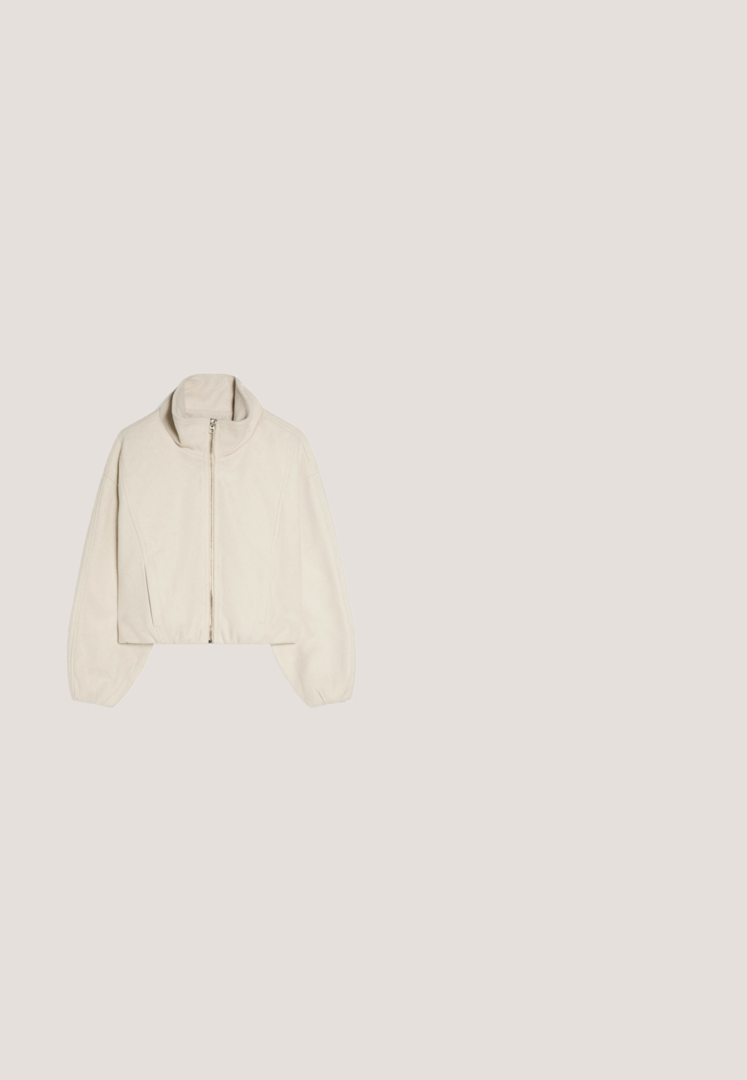 Veste courte beige à manches longues avec col montant et fermeture éclair à l'avant, présentée sur fond blanc.; Cardigan beige en maille duveteuse à manches longues avec trois boutons marron sur le devant, posé à plat sur un fond blanc.; Haut beige à manches longues et cintré avec un col bateau, présenté à plat sur un fond clair.; Pantalon blanc à jambes larges avec bouton et fermeture éclair à l'avant, passants pour ceinture et deux poches avant, présenté sur un fond blanc uni.; Baskets Puma couleur crème avec semelle marron, bande latérale classique et fermeture à lacets, vues de côté extérieur sur un fond uni.; Sac à bandoulière en tissu doux beige avec plis, bandoulière réglable et poches latérales équipées de fermetures à cordon.