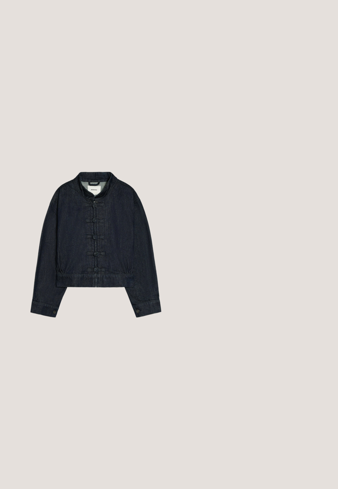 Veste en denim bleu foncé avec manches longues, col montant et cinq boutons traditionnels chinois en forme de nœud à l’avant.; Débardeur rayé bleu et bleu clair sans manches avec bordure bleu marine et étiquette logo Vans à l'encolure.; Jupe en denim bleu clair, dotée de cinq poches, fermeture à boutons et ourlet légèrement évasé, avec une texture usée et des détails décolorés.; Baskets basses en denim bleu effiloché, lacets blancs et noirs mélangés, semelle beige et languette de talon.; Sac à épaule en denim avec surpiqûres multicolores, une pochette en forme de cœur attachée et une bandoulière unique pour le porter.; Bracelet en cordon réglable bleu clair avec un petit pendentif argenté à double boucle et des perles argentées aux extrémités des cordons.