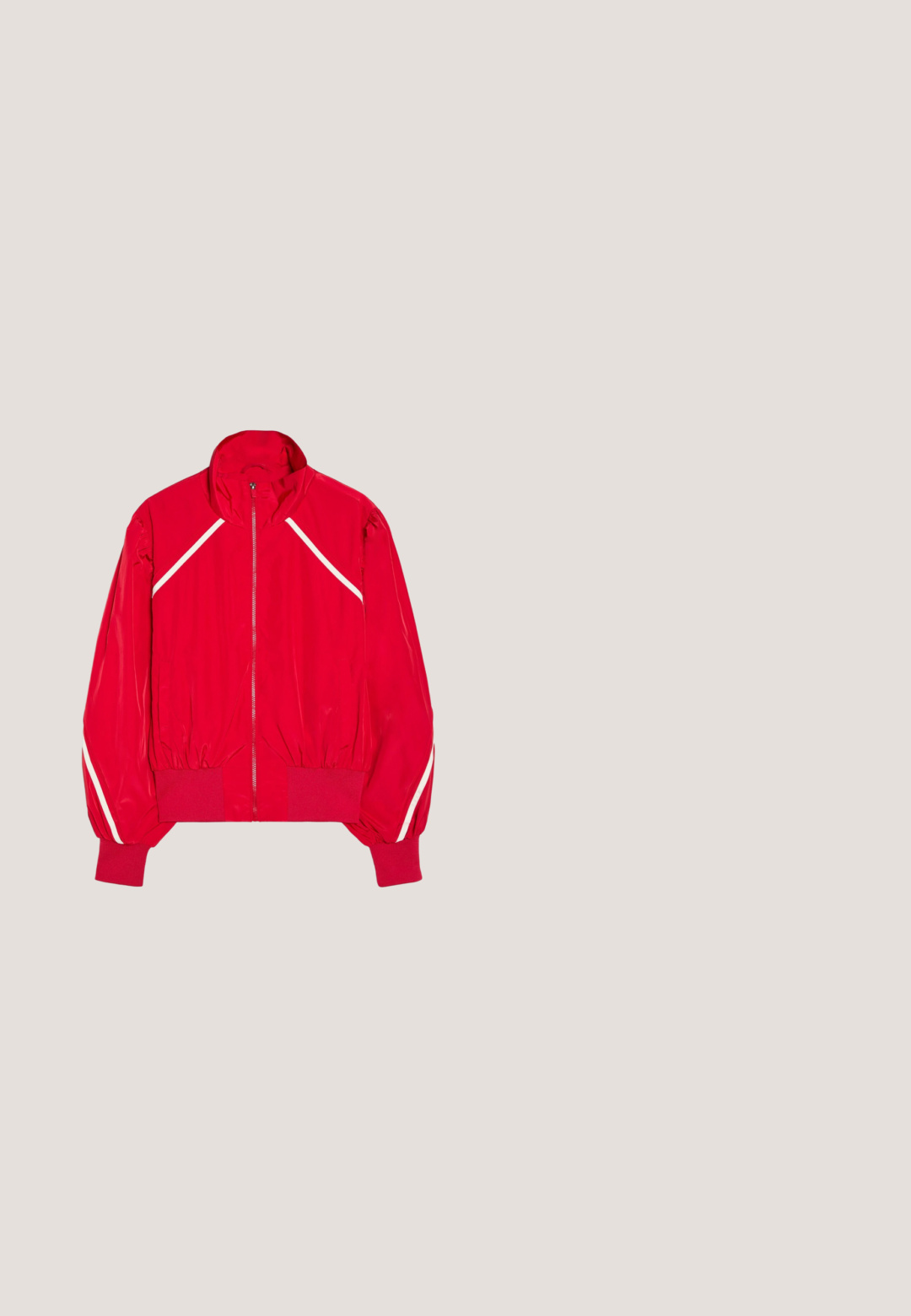 Rød jakke med lynlås, høj krave, elastisk talje og hvide diagonale striber på bryst og ærmer. Lange ærmer med elastiske manchetter.; Rød t-shirt med korte ærmer med navyblå og hvide striber på ærmer og sider samt rund halsudskæring med matchende kant.; Røde fleece-shorts med elastisk linning og sidelommer, lagt fladt på en hvid baggrund.; Sort gummistøvle med vandtæt design, rund tå, tekstureret overdel og hvid og rød hælrem. Logo placeret på oversiden. Flad sål.; Røde katteøje solbriller med mørke linser, mærket "MAX&Co." på stangen, vist i en let vinkel på en hvid baggrund.; Rød rektangulær Adidas skuldertaske med hvid piping og lange hvide håndtag, med sort og guld logo på fronten.