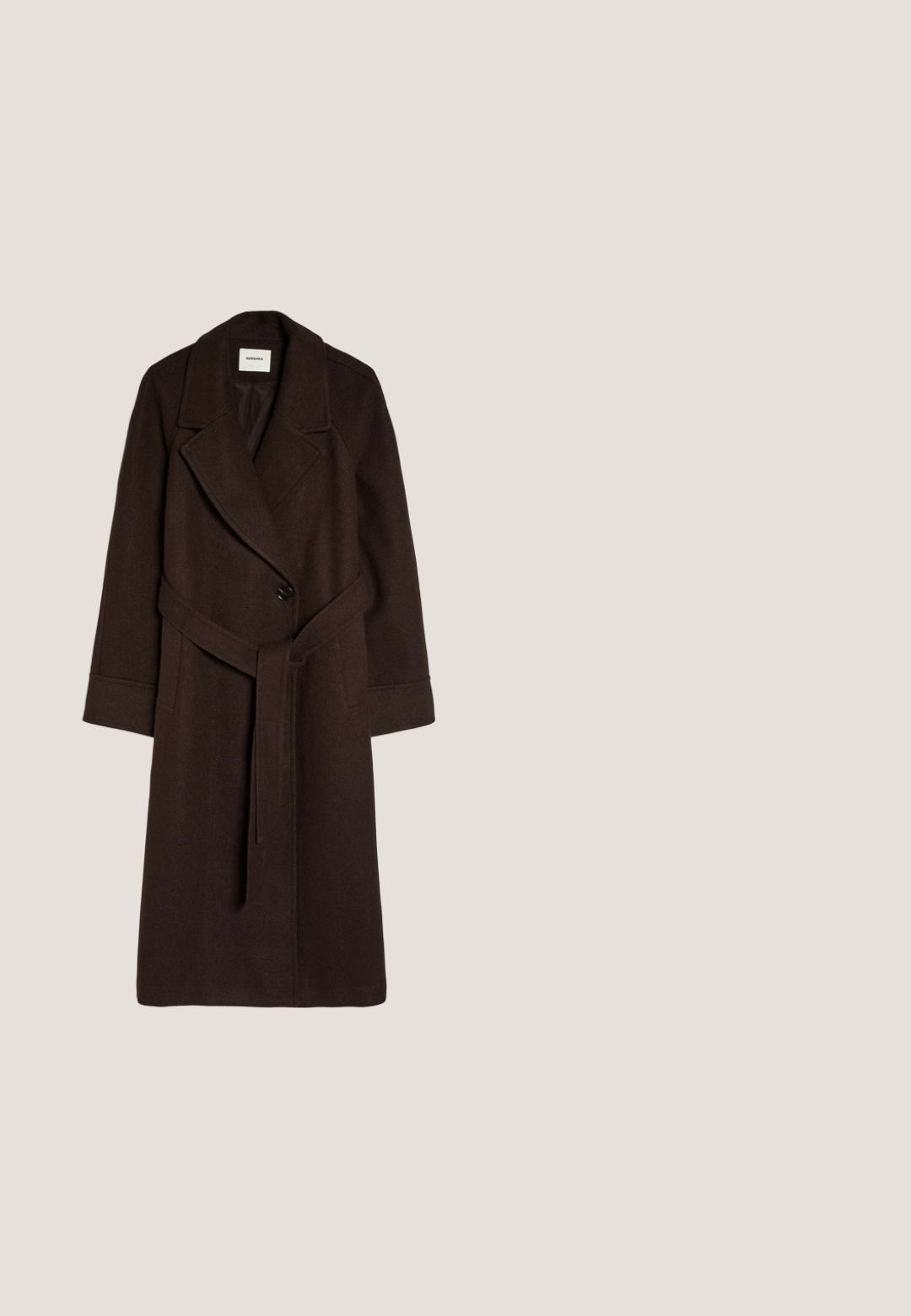 Lange donkerbruine wollen jas met brede revers, enkele knoopsluiting, twee voorzakken en een bijpassende stoffen riem.; Donkerbruine cardigan met lange mouwen, V-hals en drie zwarte knopen aan de voorkant, gemaakt van zachte stof.; Donkerbruin stof met een fijne, gestructureerde weving, die subtiele plooien en schaduwen laat zien, wat op een zacht en buigzaam materiaal wijst.; Bruine broek met wijde pijpen, een elastische tailleband en zijzakken, plat uitgestald tegen een witte achtergrond.; Bruine suède enkellaars met een slouchy bovenkant, puntige neus en hoge stiletto-hak. Heeft een gestructureerd oppervlak en een soepele silhouet.; Bruine leren handtas met textuur, bovenhandvatten, gestructureerde vorm en klein gouden "DIANA&CO FIRENZE" logo aan de voorkant.