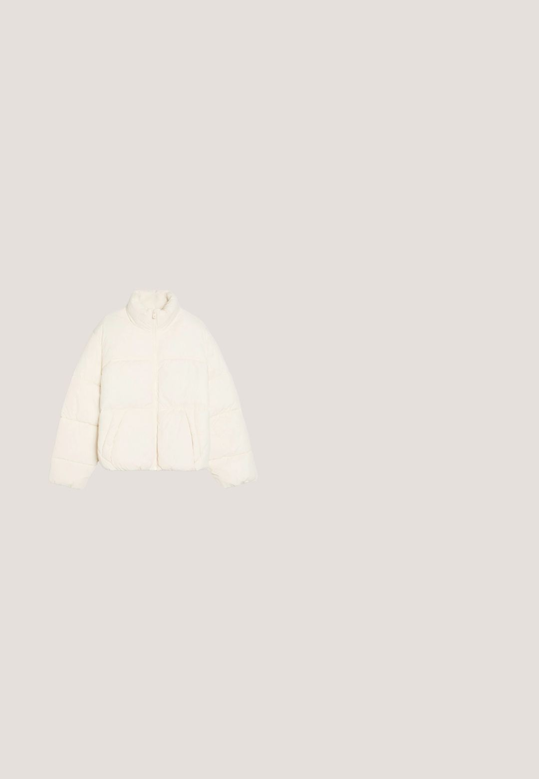 Off-white donsjas met hoge kraag, lange mouwen, ritssluiting aan de voorkant en twee voorzakken, ontworpen voor koud weer.; Witte zip-up hoodie van zacht materiaal, met een logo aan de voorkant met "EVERYDAY AMBITION" in lichtbruin. Inclusief kangoeroezakken en ribgebreide manchetten.; Roomwit t-shirt met korte mouwen, roze biezen en roze tekst op de voorkant: "Alleen hier voor de matcha na Pilates", label in de zijnaden.; Beige sweatpants met een elastische tailleband, twee zijzakken en een zwart "PEGADOR" logo gedrukt op het linkerbeen. Glad stoftextuur.; Witte stevige FILA sneaker met slangenprint accenten, dikke gestructureerde zool, veters aan de voorkant en zwarte treklussen op tong en hiel.; Lichtbeige crossbodytas in halvemaanvorm met verstelbare stoffen band en ritssluiting op een witte achtergrond.