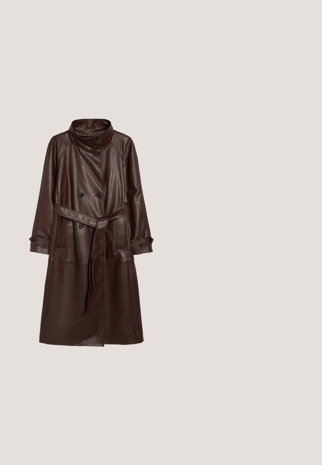 Dunkelbrauner langer Trenchcoat aus Kunstleder mit weitem Gürtel und Rückenpasse, von hinten vor weißem Hintergrund gezeigt.; Kleid mit Leopardenmuster, hohem Kragen, Schleifendetail, ärmellosem Design und Rüschensaum. Hergestellt aus leichtem, fließendem Stoff.; Braune Leopardenmuster-High-Heel-Stiefel mit spitzer Zehenform und tailliertem Design. Das Material wirkt glatt mit einer leichten Textur.; Rechteckige Sonnenbrillen mit einem Schildpatt-Acetatrahmen, braun getönten Gläsern und goldenen Akzenten an den Bügeln, mit der Marke "Vogue".; Dunkelbraune weiche Lederhandtasche mit goldener Kettenriemen und "LIU·JO" Logo vorne, gerafftem Oberteil und Tunnelzugsdetails.; Goldarmband mit abwechselnden gelben und hellbraunen ovalen und rechteckigen Edelsteinen, gesichert mit einem Karabinerverschluss.