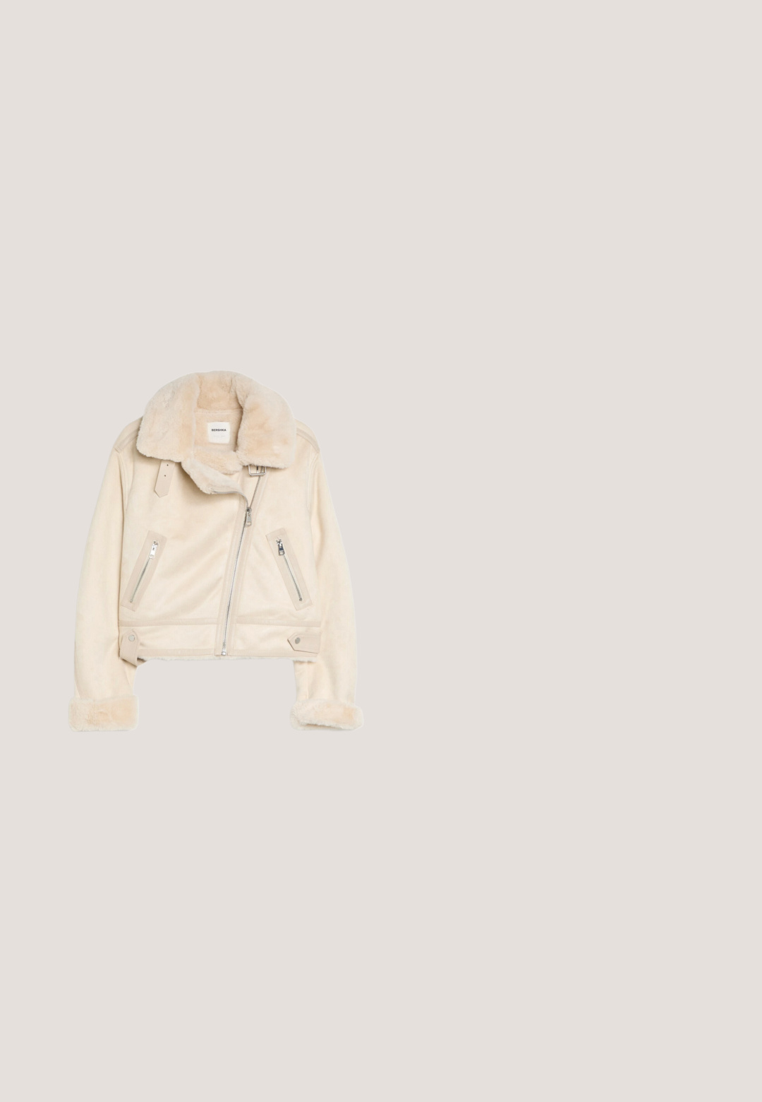 Veste en fausse peau de mouton couleur crème avec grand col, fermeture éclair devant, deux poches zippées et manches avec poignets, sur fond blanc.; Pull en maille couleur crème avec de longues manches côtelées, un large col et une courte fermeture éclair à l’avant.; Chemise col roulé à manches longues couleur crème avec une silhouette ajustée sur fond blanc.; Pantalon taille haute couleur crème avec jambes larges évasées et texture lisse, présenté à plat sur fond blanc.; Botte mi-mollet en daim marron clair avec semelle épaisse et coutures visibles, vue de côté extérieur sur un fond uni.; Petit sac d'épaule avec dessus en cuir marron et dessous blanc texturé, bandoulière marron ajustable et fermeture éclair.