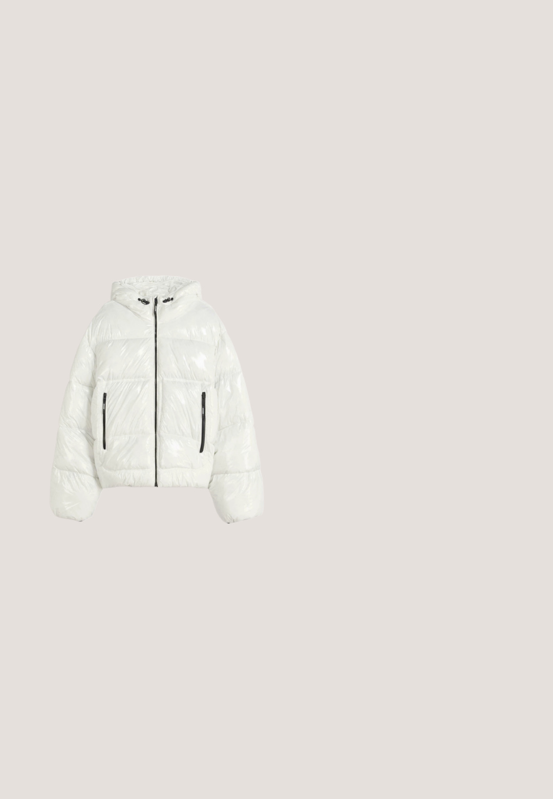 Weiße Pufferjacke mit Reißverschluss vorne, Kapuze und zwei seitlichen Reißverschlusstaschen. Glänzende, gestepptes Äußeres mit einer verkürzten Passform und übergroßen Ärmeln.; Weiße Kapuzenpulli aus weichem Baumwollstoff, mit einer Fronttasche, gerippten Bündchen und einem einfachen, klaren Design.; Grünes Baumwoll-T-Shirt mit weißen Akzenten, großem "adidas"-Logo, Raglanärmeln und kontrastierender Einfassung am Kragen und an den Ärmeln.; Graue Sportshorts aus einem Baumwollmix. Mit seitlichen Taschen, elastischem Bund und weißen Seitenstreifen. Klassisches Design.; Niedriger Sneaker aus off-white Leder mit Schnürung vorne, beiger Wildlederverzierung, Zuglasche an der Ferse und dicker weißer Gummisohle.; Timex Chronograph-Uhr mit schwarzem Zifferblatt, goldenen und silbernen Akzenten, Tachymeter und einem Armband aus Edelstahl. Verfügt über eine Datumsanzeige und mehrere Nebenzifferblätter.