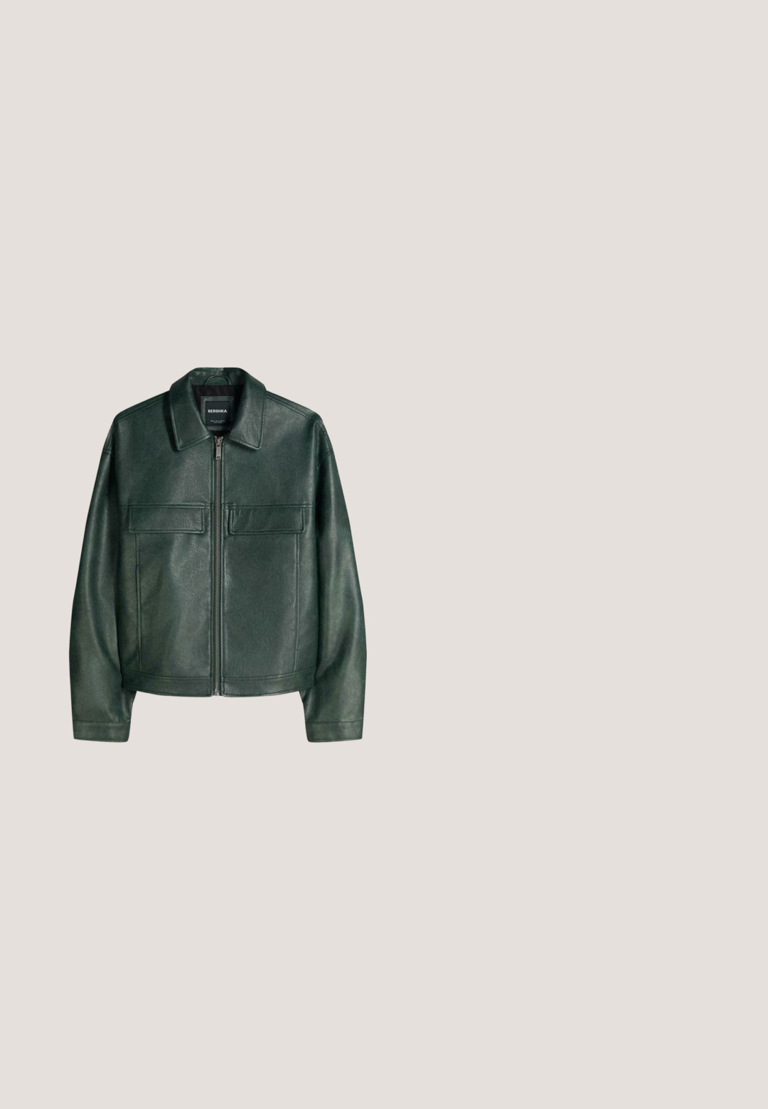 Veste en cuir synthétique vert foncé avec fermeture éclair à l'avant, deux poches poitrine à rabat, manches longues et col à revers.; Sweatshirt noir court avec des manches longues, un col rond et des bords côtes. Il présente une texture en tissu douce et un design minimaliste.; Chemise boutonnière gris clair avec un col pointu, manches longues et une poche poitrine unique. Fabriquée en tissu texturé avec un ourlet incurvé.; Jean en denim bleu clair avec une coupe droite, doté d'un style classique à cinq poches, fermeture par bouton et décoloration subtile sur toute la surface.; Mocassin pour homme en cuir noir avec couture moc toe, devant lacé, œillets latéraux et petit talon empilé, présenté de profil.; Sac à main en cuir noir avec double lanière d'épaule, poche avant, logo métallique en bas à droite, et porte-clés de marque attaché sur le côté gauche.