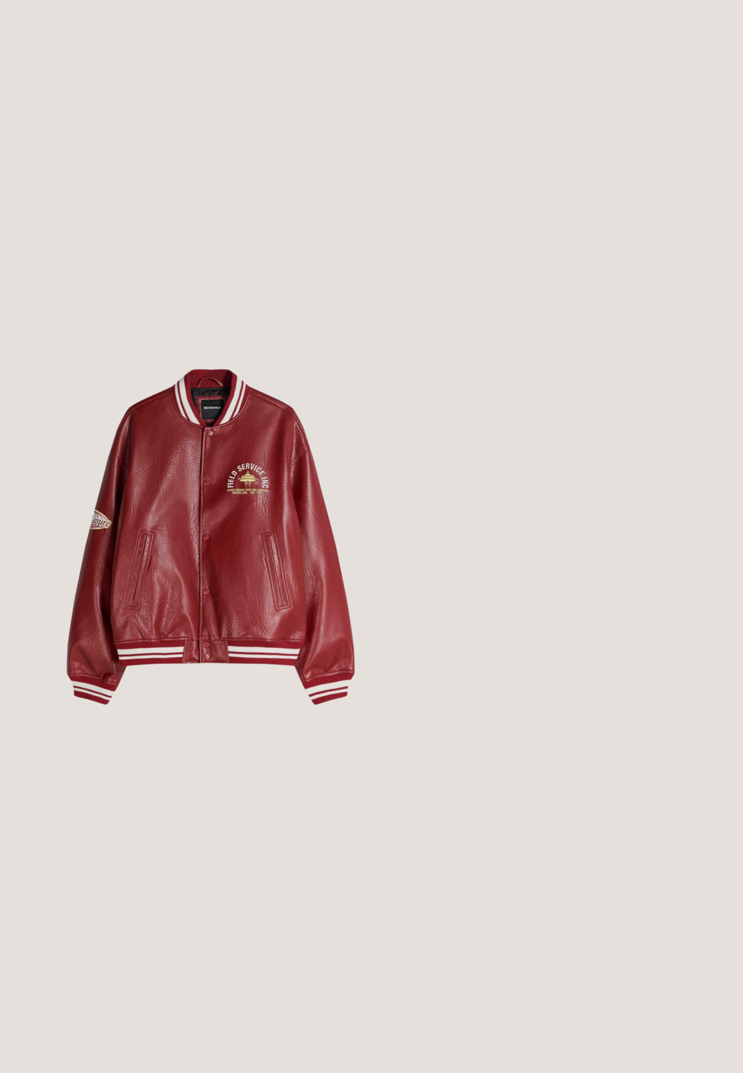 Rote Lederjacke im College-Stil mit gestreiftem Kragen und Bündchen, Druckknöpfen, zwei Fronttaschen und bedrucktem Text auf der Brust und am Ärmel.; Rotes T-Shirt mit kurzen Ärmeln und V-Ausschnitt, auf dem vorne in großen weißen Buchstaben "Louisville Kentucky" steht.; Mitteldunkelblaue Jeans-Shorts knielang mit vorderen Taschen, Gürtelschlaufen und Knopfverschluss, mit leicht verblassten Details an den Oberschenkeln.; Hellbraune Leder-Ankle-Boots mit gepolstertem Kragen, goldenen Ösen, braunen Schnürsenkeln und dicker Profilsohle auf hellem, einfarbigem Hintergrund.; Aviator-Sonnenbrille mit rosé getönten Gläsern, einem goldenen Metallrahmen und klaren Nasenpads. Die Form ist länglich mit scharfen Winkeln.; Braune Designer-Kosmetiktasche mit Monogramm-Muster, Front-Reißverschlusstasche und goldenem Guess-Logo vor weißem Hintergrund.