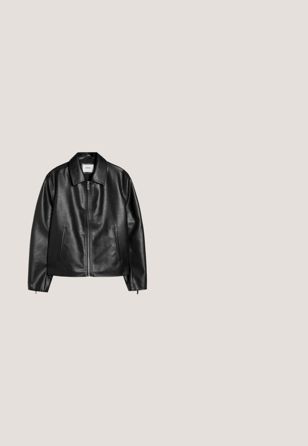 Veste en cuir noire avec col, fermeture éclair à l’avant et deux poches latérales verticales, posée à plat sur un fond blanc.; Pull noir en maille avec un col rond, des poignets et un ourlet côtelés. La texture présente un motif subtil, offrant une apparence confortable.; T-shirt noir à manches courtes en coton, avec un col ras du cou et une petite étiquette de marque en bas à gauche.; Jean en denim noir à coupe droite, avec un design classique, cinq poches et une fermeture à bouton à l'avant. Texture douce, sans motifs visibles.; Bottines Chelsea en cuir noir avec des panneaux élastiques sur les côtés, des languettes de tirage et une semelle en caoutchouc épaisse. Texture lisse avec un design épuré.; LANCASTER MILANO GENTLEMEN - Sac bandoulière - black