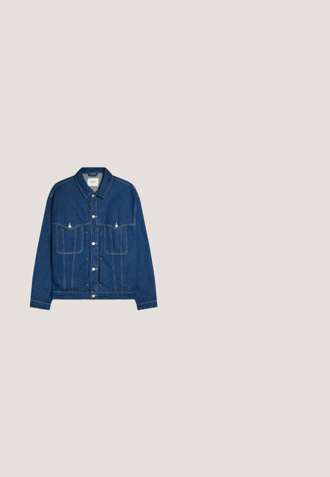 Veste en jean bleu foncé avec boutons sur le devant, deux poches poitrine avec rabats à boutons, et coutures visibles sur les manches et le corps.; Débardeur blanc sans manches en coton côtelé. Présente un col rond et une texture lisse. L'étiquette indique "PULL&BEAR."; Shorts en jean bleu foncé avec poches avant et arrière, fermeture par bouton et détails de couture visibles.; Sandale tongs plates noires avec une large bride d’orteil et une semelle texturée, vue de profil sur fond blanc.; Lunettes de soleil rectangulaires noires avec des verres étroits teintés de rose reposant sur une surface blanche.; Ceinture en cuir noir avec une texture lisse et une boucle en métal argenté brillante. Elle présente un design classique avec une seule pointe et un fermoir à pression.