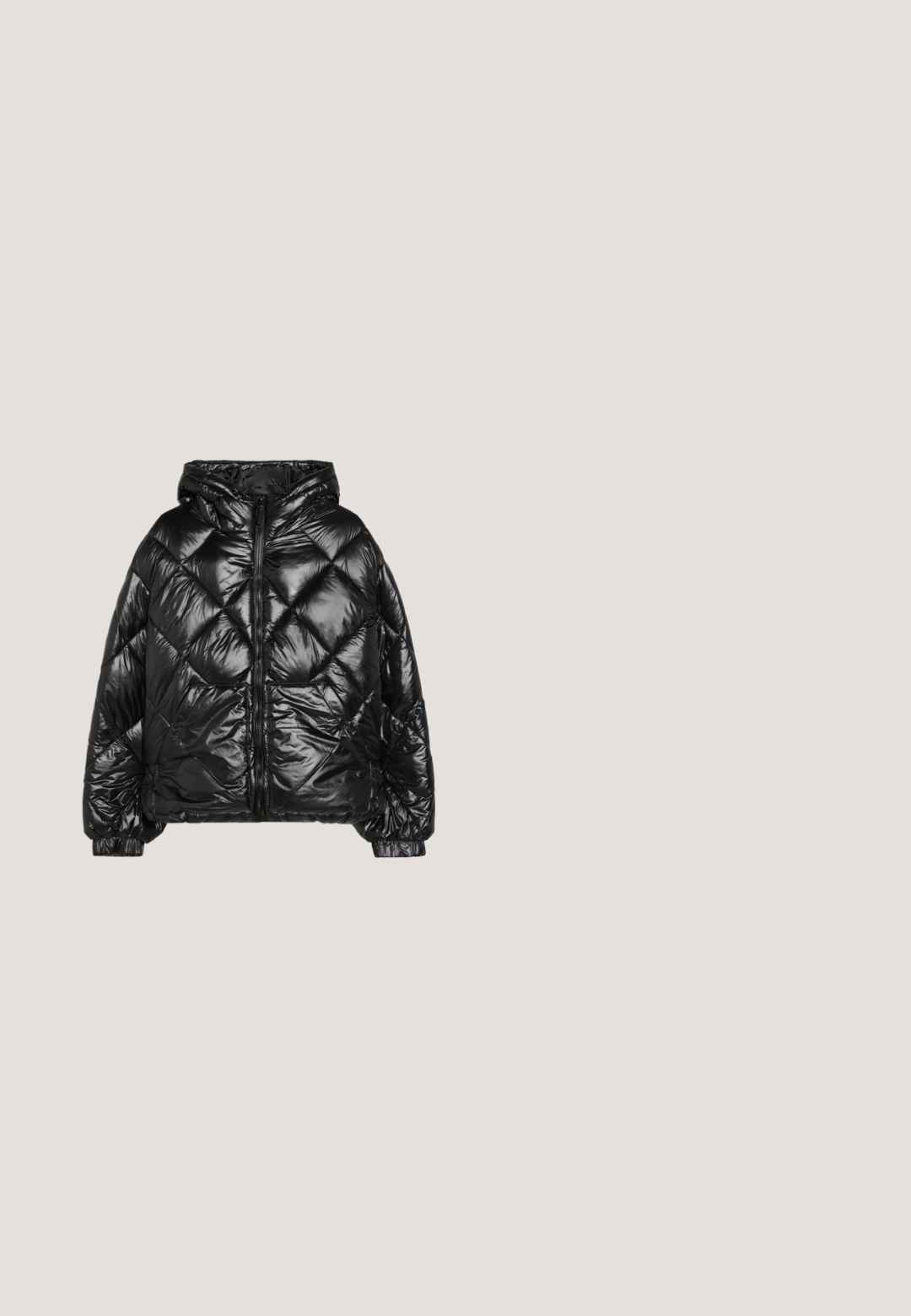 Zwarte glanzende doorgestikte donzen jas met capuchon, ritssluiting aan de voorkant, elastische manchetten en twee voorzakken, plat neergelegd op een witte achtergrond.; Zwarte zip-up hoodie met voorkantzakken en een capuchon, plat liggend tegen een witte achtergrond.; Wit katoenen T-shirt met een ronde hals en korte mouwen. Heeft een klassieke, rechte pasvorm zonder zichtbare patronen of accenten.; Lichtgrijze wijde joggingbroek met elastische tailleband en trekkoord, gemaakt van zachte stof, plat gelegd op een witte achtergrond.; Lage enkel, grijze suède winterlaars met fleece voering en zwarte rubberen zool, zijaanzicht op een witte achtergrond.; Zwarte leren aktetas met twee handvatten, een afneembare schouderriem en een ritssluiting op een witte achtergrond.