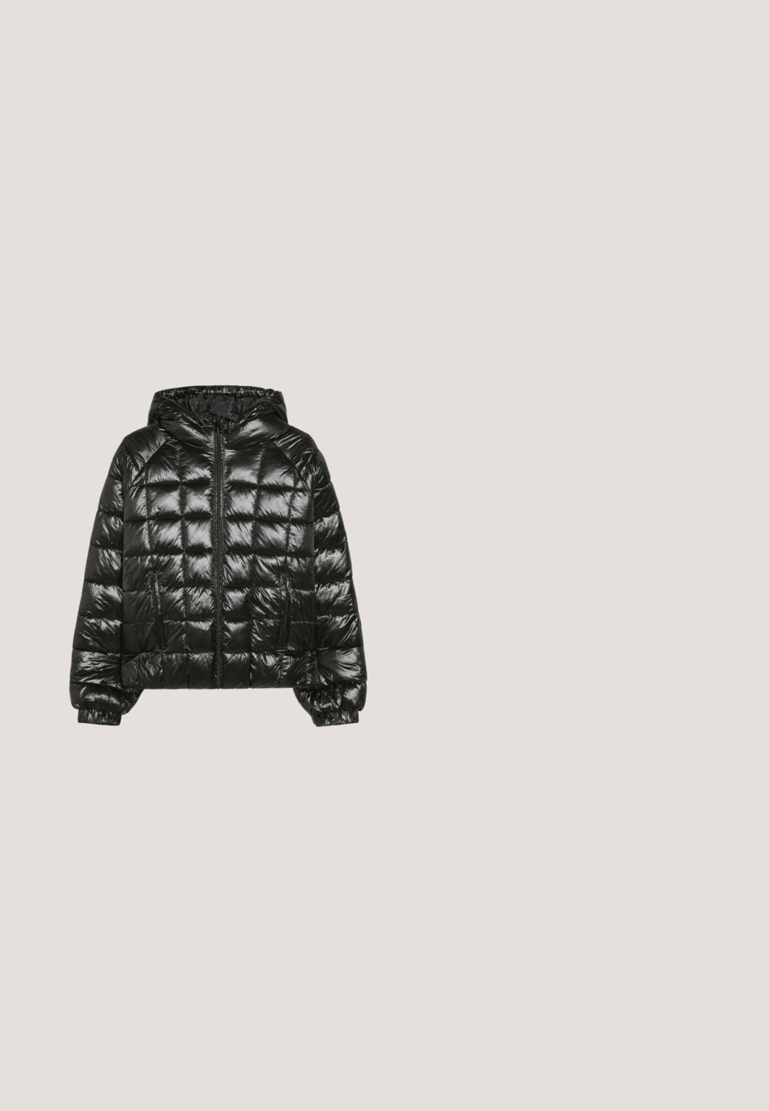 Veste matelassée noire brillante avec capuche, fermeture éclair à l'avant, poches latérales zippées et poignets élastiques aux manches.; Pull noir en tricot, moelleux, avec un col rond et des manches longues. Il présente un petit logo blanc sur le côté gauche. Texture douce.; Chemise noire à manches longues avec col rond et manches raglan, présentée à plat sur un fond blanc.; Pantalon noir à jambes larges avec taille élastique et cordon, posé à plat sur fond blanc.; Sabots en suède noir avec un bout arrondi, dotés d'un col en maille et d'une semelle en caoutchouc texturée. Affiche le logo UGG sur le côté.; Sac de voyage en cuir noir avec deux poignées, bandoulière détachable, fermeture éclair et surface texturée. Accentuation distinctive sur les côtés pour le soutien.