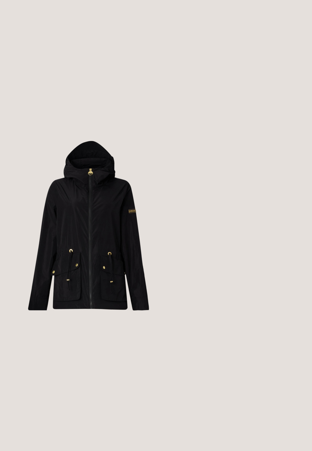 Veste légère noire avec capuche, accents en métal doré, deux poches avant et détails à cordon à la taille et aux poches. Matériau imperméable.; Chemise blanche à manches longues avec col et poche poitrine, présentée sur un fond blanc uni.; Pantalons beiges ajustés avec une coupe droite, présentant un devant plat, des passants de ceinture et une texture lisse. Pas de poches ni de motifs visibles.; Baskets épaisses blanches et noires avec semelle épaisse, dessus en mesh et cuir, et logo métallique circulaire sur la partie latérale.; Sac à main en simili cuir noir avec une forme arrondie, présentant un imprimé logo, une bandoulière amovible, une texture lisse et une fermeture éclair en métal.; Boucles d'oreilles à clou en perles avec une finition brillante ; ornées d'un petit accent de crocodile en or sur chaque boucle. Forme circulaire, texture lisse.