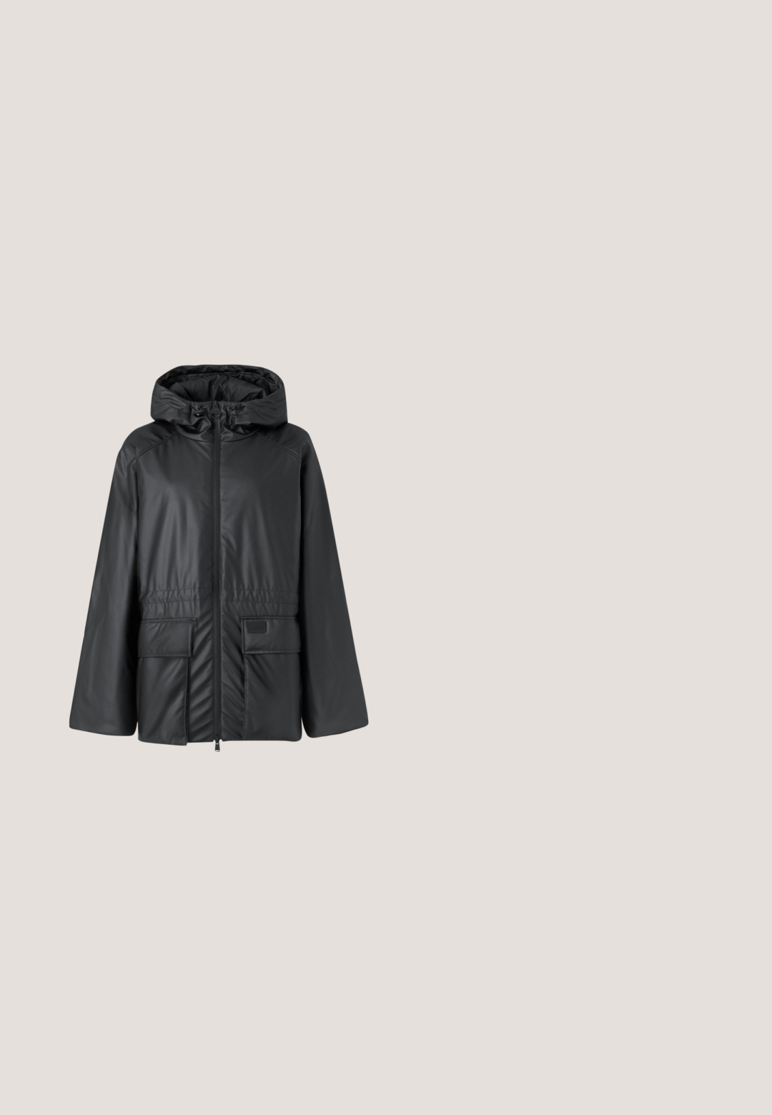 Zwarte jas met capuchon, gemaakt van glad, waterafstotend materiaal. Voorzien van een ritssluiting aan de voorkant, twee grote zakken en geplooide details bij de taille.; Bruine oversized sweatshirtjurk gemaakt van zacht materiaal, met een ronde halslijn en een geborduurd "GAP"-logo op de borst.; Zwarte leren kniehigh laars met dikke profielzool, "Replay"-logo nabij de hak en aan de bovenkant aan de voorkant, en een gebrandmerkte strip die langs de achterkant loopt.; Zwarte rechthoekige zonnebril met donkere lenzen. Heeft een soepel plastic montuur en "vogue"-branding op de pootjes.; Schoudertas met camouflagepatroon in tinten groen, gemaakt van zachte, gestructureerde stof met een geraffineerde hengsel en ritsclosure.; Zilveren oorringen met een gedraaid ontwerp en een gepolijste afwerking, bevestigd met een sluiting met een klein decoratief element.
