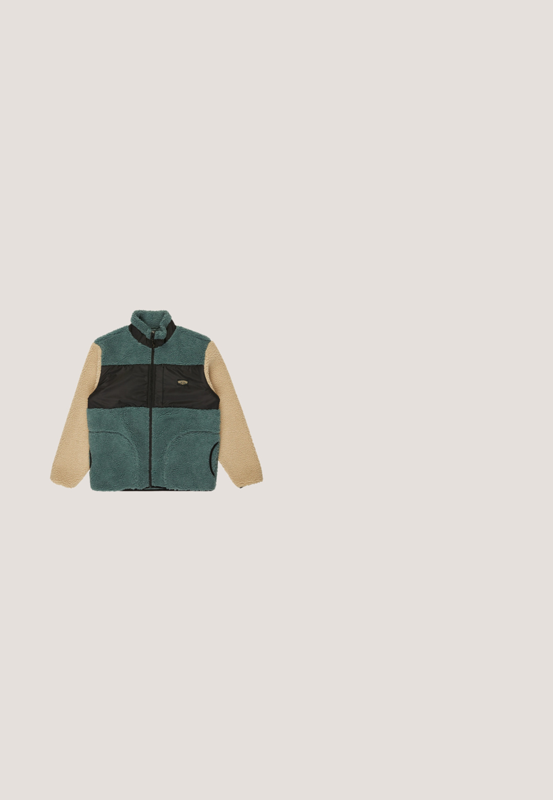 Fleece-Jacke mit türkisfarbigem Körper, schwarzem Brustpanel, beigen Ärmeln, Frontreißverschluss und zwei vorderen Taschen.; Schwarzer Hoodie aus Baumwollmischgewebe, mit einer Fronttasche, verstellbarem Kordelzug und einem kleinen Grafikdesign im Brustbereich.; Schwarzes Langarm-T-Shirt aus Baumwolle mit kleinem, mehrfarbigem Dickies-Logo auf der linken Brustseite und gerippten Bündchen.; Vans Jeans Relaxed Fit - black; Schwarze High-Top-Schuhe aus Wildleder und Stoff; verfügen über einen mit Fell gefütterten Kragen, Gummisohle und Schnürsystem; DC-Logo an der Seite.; Schwarze Bauchtasche aus strapazierfähigem Nylon mit einem großen Hauptreißverschlussfach und einer Vordertasche. Mit einem Logopatch und verstellbarem Gürtel.