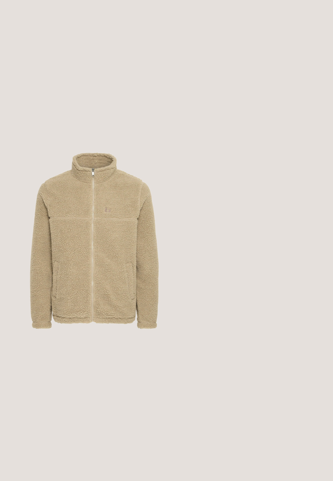 Chaqueta de forro polar beige con cierre frontal, cuello alto, dos bolsillos frontales y un logo sutil en el pecho. Superficie suave y texturada.; Suéter de punto beige con cuello alto y cierre de media cremallera. Presenta puños y dobladillo acanalados, y un pequeño detalle de cuero en la manga.; Camiseta de algodón de color beige claro y de manga corta, con un cuello redondo y un pequeño bolsillo en el pecho izquierdo. Detalle texturizado en el cuello.; Pantalones cargo beige con pierna recta, hechos de una resistente mezcla de algodón. Presentan un bolsillo lateral, una cinturilla estándar y cierre de botón.; Bota de cuero marrón con cordones, forrada de piel de oveja blanca, con un cuello negro, suela gruesa de color crema y el logotipo "Kappa" embosado en el lateral.; Bolso mensajero de cuero marrón con un bolsillo frontal con cremallera negra, textura suave y una correa ajustable. Presenta un logo en la parte frontal.
