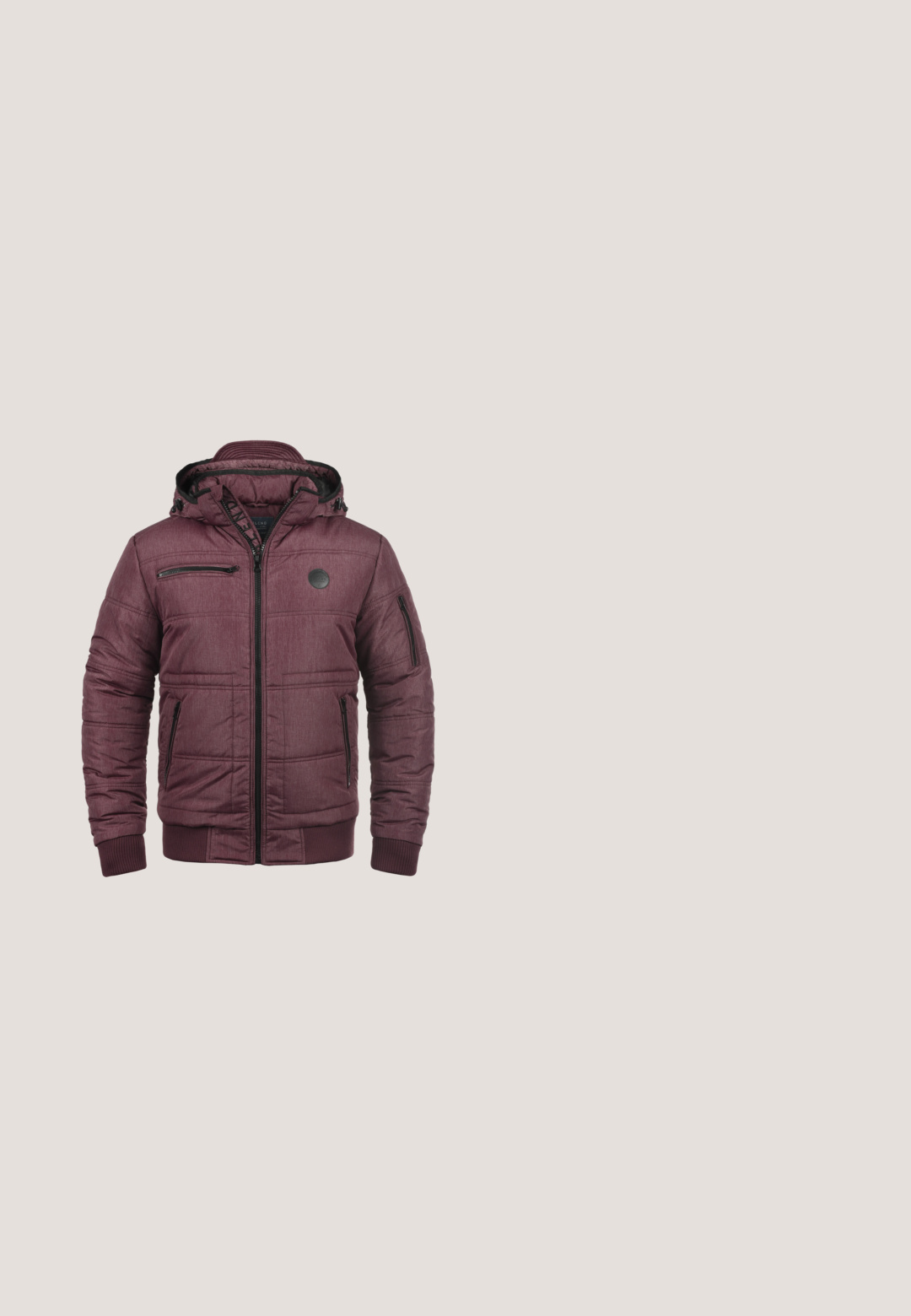 Veste matelassée bordeaux avec une finition texturée, des poches zippées, une capuche amovible et des poignets élastiques. Présente un logo rond sur la poitrine.; Sweatshirt zippé rouge avec col montant, poignets et ourlet côtelés. Texture tricotée, avec un petit accent en cuir près de la fermeture éclair.; T-shirt à manches courtes bordeaux en tissu doux, avec une poche poitrine et un col rond classique, offrant une coupe décontractée.; Joggers bordeaux fabriqués à partir d'un tissu doux et texturé. Dotés d'une taille élastique avec cordon de serrage et de jambes fuselées. Motif chiné subtil.; Basket en cuir marron foncé avec lacets noirs, semelle blanche épaisse et logo "bugatti" sur le côté, vue depuis l'extérieur.; Bracelet en perles présentant des perles alternées glossy rouge foncé et mate noire, avec une petite perle accent en argent gravée avec "F H O M."