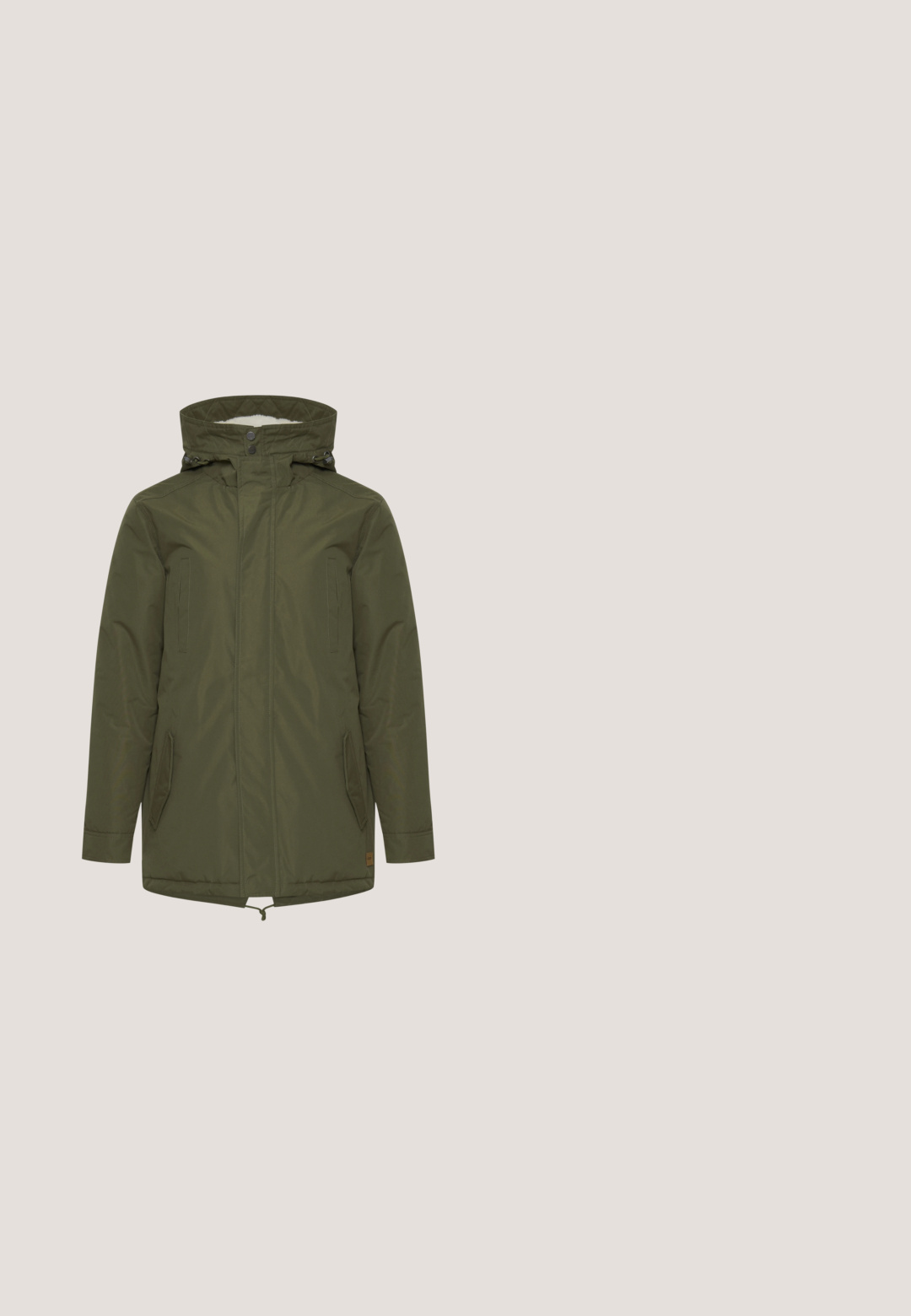 Olive roheline parka jakk, millel on luku ette, nööbitav krae, kaks küljetaskut, reguleeritav kapuuts ja nööriga talje. Omab sileda tekstuuri.; Blend BHBASIM HEAVY KNIT ROLLNECK - Džemper - oyster gray; Tumedast rohelisest, meresinist ja hallist ruudulisest flanellist särk pikkade varrukatega. Omab nööpidega esiosa, kraed ja vasakul rinnal taskut.; Sinised denim püksid sirge sääre disainiga, viie taskuga ja nähtava õmbluse detailidega. Materjalil on kerge kulumise jälg. Klassikaline stiil.; Pruunid nahast pahkluu saapad siledat viimistlust, ringikujuline varvas, mustad nöörid ja tugev kummist tald. Omab delikaatseid õmblusaktsente.; Sinine kanvasmessenger kott, millel on kaks pruuni nahkist vööd, ülemine tõmblukk ja reguleeritav õlavöö. Tekstuuriga materjal.