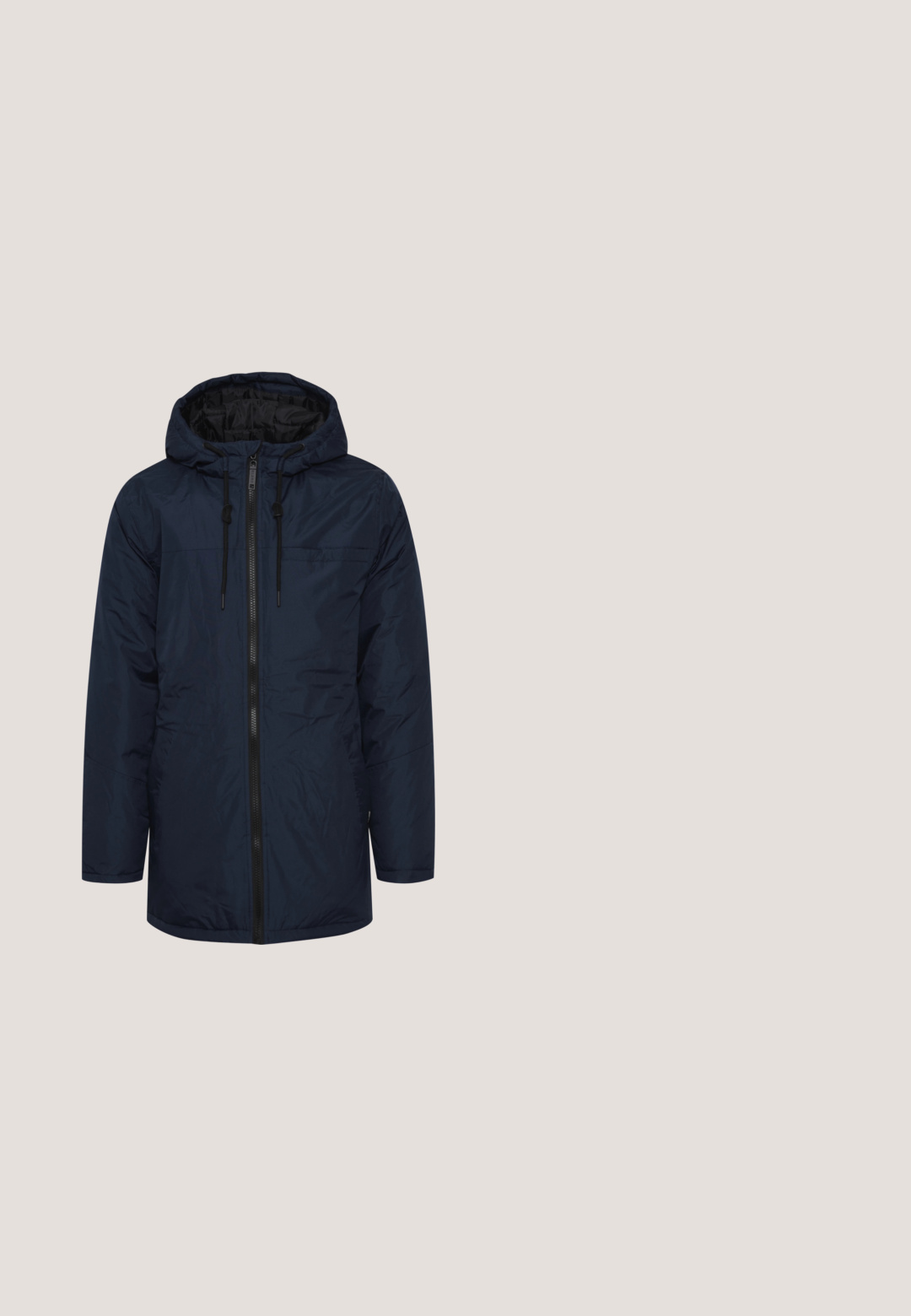 Marineblaue Kapuzenjacke mit einem vorderen Reißverschluss, texturiertem Obermaterial und verstellbarem Kordelzug an der Kapuze. Verfügt über ein Design für eine Brusttasche.; Marineblauer gestrickter Pullover mit Rundhalsausschnitt. Verfügt über einen strukturierten Stoff sowie gerippte Bündchen und Saum. Schlichtes, klassisches Design.; Hellblaues Langarm-Hemd mit Knopfleiste. Aus Baumwolle gefertigt, mit einem klassischen Kragen, sechs braunen Knöpfen auf der Vorderseite und einer schlichten Textur.; Marineblaue Hosen aus glattem Stoff, mit regulärer Passform, Fünf-Taschen-Design und einer vorderen Knopfschließe.; Marineblaues Wildleder-Sneaker mit weißen Akzenten, rotem Logodetail und strukturiertem grauen Absatz. Mit runden Schnürsenkeln und einer weißen Gummisohle.; Marineblauer gewebter Gürtel mit einer silbernen Metallschnalle; verfügt über Akzente und Nähte aus braunem Leder; strukturierter Stoff mit Fischgrätenmuster.