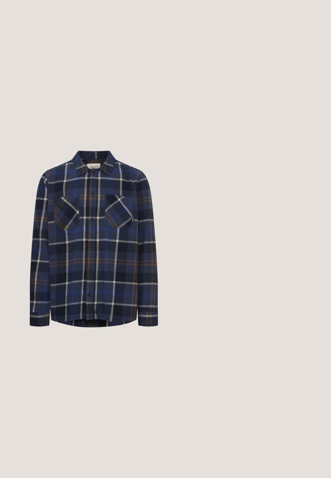 Camisa de cuadros en tonos azul marino, confeccionada en tejido suave y con acentos en gris y marrón. Presenta un cierre frontal de botones, dos bolsillos en el pecho y mangas largas.; Cárdigan de punto trenzado en color crema con escote en V, mangas largas, cierre de cinco botones y dobladillo acanalado. Presenta un patrón texturizado en todo su diseño.; Camiseta de manga corta blanca, hecha de algodón, con cuello redondo y un diseño sencillo. Etiqueta de la marca visible en la zona del cuello. Sin patrones ni detalles.; Jeans de denim azul oscuro con un corte holgado, cintura alta y puños elásticos. Cuenta con un cierre frontal de botón y cinco bolsillos.; Bota de cuero marrón con cordones hasta el tobillo, puntera negra, suela redonda y detalle de marca en el lateral sobre un fondo liso.; Cinturón enrollado de cuero marrón con hebilla de latón y logo de Levi's en relieve cerca del extremo sobre un fondo blanco.