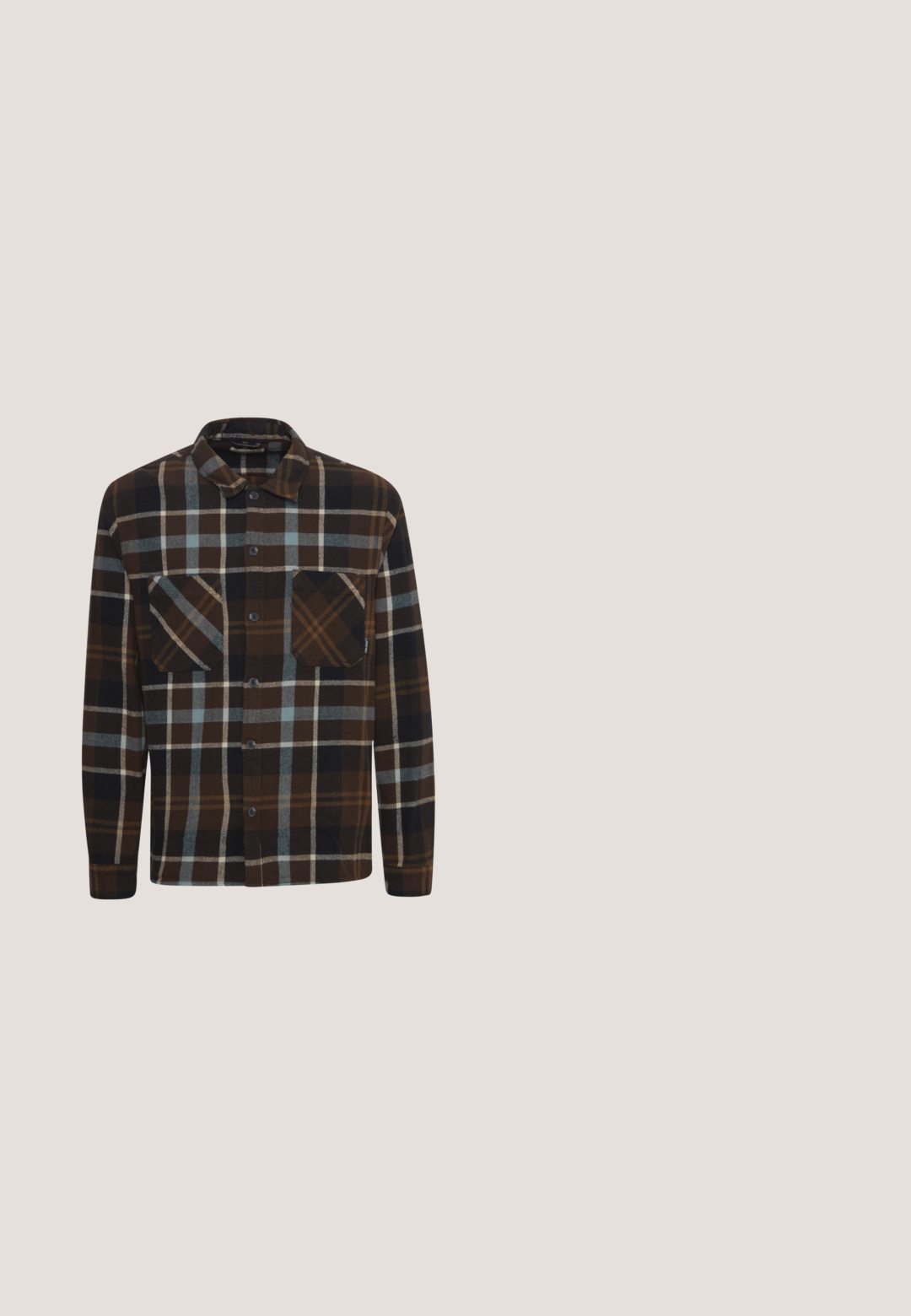 Brun og sort flannel skjorte med et ternet mønster, der har lyseblå striber, to brystlommer og en knaplukning foran.; Grøn sweater lavet af struktureret strikstof, med rund hals, lange ærmer og et lille brunt logo-patch på den nederste front.; Gul kortærmet polo-shirt med to-knaps åbning og lille broderet logo på venstre bryst, vist på hvid baggrund.; Sorte chinos med slim fit, lavet af bomuld, med en brun knaplukning, fire lommer og klassiske syning detaljer.; Sorte læder herre-ankelstøvler med snørelukning, struktureret sål og "bugatti" logo nær hælen, vist fra siden.; Sort stof skuldertaske med en lynlåslomme på fronten, justerbar strop og en aftagelig pung. Har en glat tekstur og minimalistisk design.