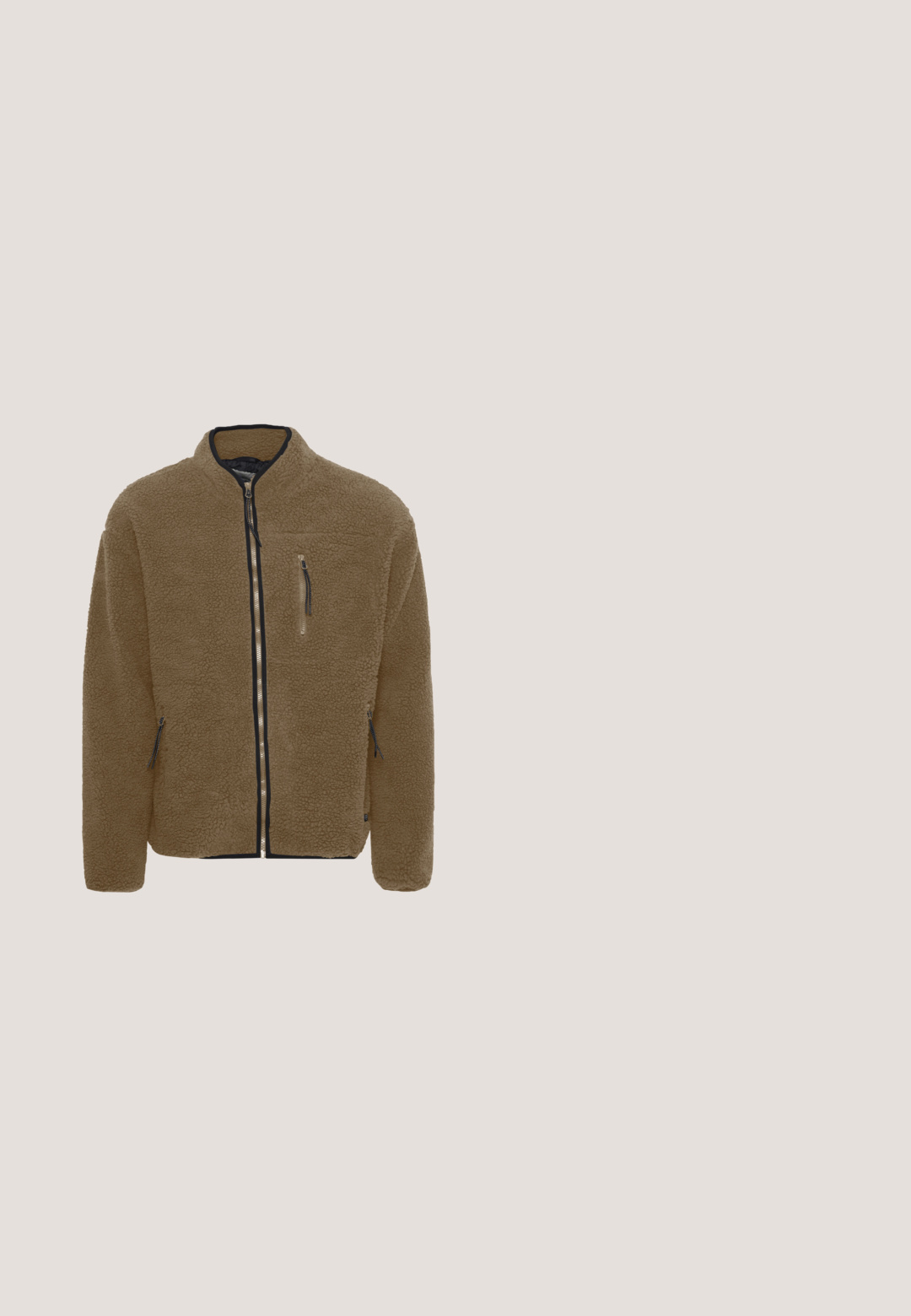 Τζάκετ fleece σε καφέ απόχρωση με φερμουάρ μπροστά. Διαθέτει ψηλό γιακά, αντίθετους μαύρους φερμουάρ, δύο πλάγιες τσέπες και μια τσέπη στο στήθος. Μαλακή υφή.; Ελαιόχρωμο πλεκτό πουλόβερ με μισό φερμουάρ στον γιακά, υφή υφάσματος, ριμπ μανσέτες και στρίφωμα, με άνοιγμα στο στήθος και ετικέτα λογότυπου στη πλευρά.; Ριγέ πουκάμισο με κουμπιά σε ανοιχτό πράσινο και λευκό, με κλασικό γιακά, μακριά μανίκια και καμπυλωτό τελείωμα. Κατασκευασμένο από βαμβακερό ύφασμα.; Ανδρικό μπεζ παντελόνι με ζώνη και γυρισμένα τελειώματα, απεικονίζεται σε απλό ανοιχτό φόντο.; Καφέ δερμάτινα μποτάκια μέχρι τον αστράγαλο με χρυσά γατζάκια, μαύρη καουτσούκ σόλα με λευκή ρίγα και στρογγυλή μύτη. Λείο υλικό και μινιμαλιστικός σχεδιασμός.; Μαύρα οκταγωνικά γυαλιά ηλίου με φακούς με μπλε απόχρωση, χρυσές λεπτομέρειες και κομψό σχεδιασμό. Διαθέτουν διακριτικό μοτίβο στα μπράτσα για επιπλέον λεπτομέρεια.