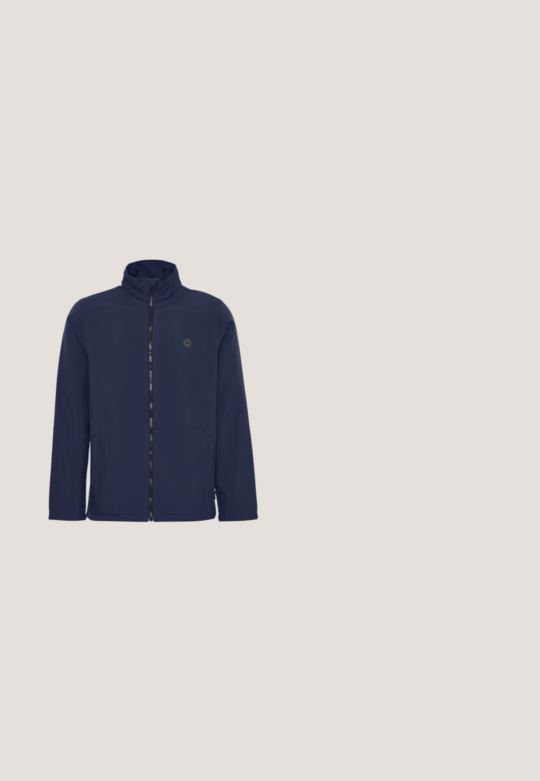 Marineblaue Softshell-Jacke mit hohem Kragen, durchgehendem Reißverschluss und Seitentaschen. Verfügt über ein dezentes Logo auf der Brust. Glatte Textur.; Marineblaues T-Shirt mit kurzen Ärmeln und weißen horizontalen Streifen. Rundhalsausschnitt und weicher Baumwollstoff. Keine sichtbaren Logos oder Verzierungen.; Dunkelblaue Denim-Shorts mit klassischem Fünf-Taschen-Design, umgeschlagenem Saum und Knopfverschluss. Glatte Textur.; Dunkelblauer Lederknöchelstiefel mit strukturierter Oberfläche, rundem Zehenbereich, kontrastierenden Schnürsenkeln und schwarzer Gummisohle mit Markenlogo an der Ferse.; Schwarze Metallrahmen-Sonnenbrille mit quadratischen, grau-blauen Farbverlauf-Gläsern und verstellbaren Nasenpolstern auf einem weißen Hintergrund.; Geraffter Stoffgürtel mit dunkelblauen, beigen und braunen Streifen und einer silbernen Metallschnalle auf weißem Hintergrund.