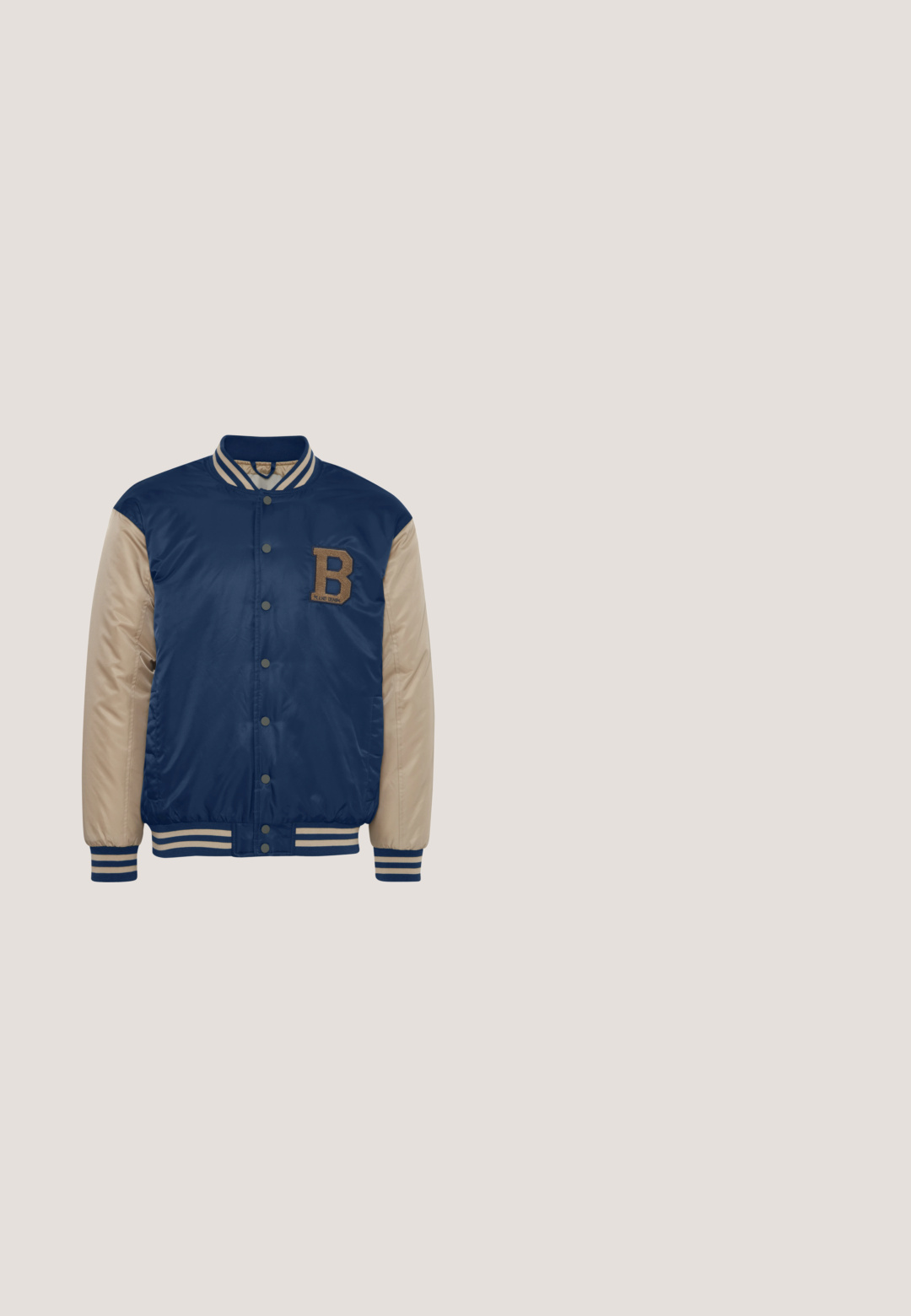 Chaqueta varsity para hombre con cuerpo azul marino, mangas beige y puños a rayas. Presenta un aplique con la letra 'B' y cierre de botones a presión.; Suéter de punto azul marino con cuello alto y media cremallera. Tejido texturizado y puños y dobladillo acanalados. Diseño minimalista, sin patrones ni acentos.; Camiseta de manga corta en azul marino hecha de algodón. Cuenta con cuello redondo y corte recto. Sin patrones visibles ni detalles de herrajes.; Pantalones sudadera azul marino con cintura elástica y puños ajustados, confeccionados en tela suave, sin patrones ni herrajes visibles.; Zapatilla deportiva casual para hombre en azul marino con suela de goma blanca, cierre de cordones al frente y logotipo sutil de la marca en el talón.; Pequeño estuche rectangular azul marino con bolsillo frontal con cremallera y tiradores de cremallera negros, con un pequeño logo geométrico gris claro.