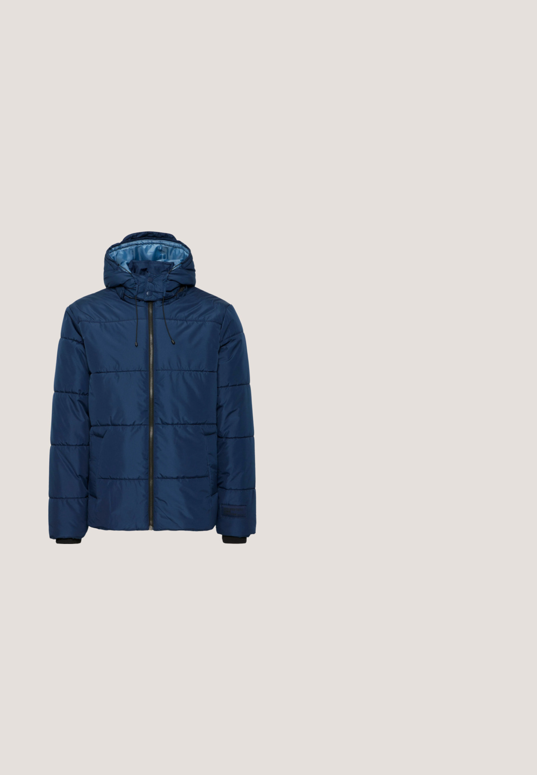 Marineblaue Steppjacke mit Kapuze, ausgestattet mit horizontalen Nähten, einem Frontreißverschluss, einem Kordelzugkragen und elastischen Bündchen. Futter innen sichtbar.; Marineblauer Strickpullover mit hohem Kragen und Viertelreißverschluss, der ein strukturiertes Chevron-Muster sowie gerippte Bündchen und Saum aufweist.; Marineblaues Polohemd mit kurzen Ärmeln, Kragen und kleinem weißen gesticktem Logo auf der linken Brust.; Marineblaue, maßgeschneiderte Hose mit elastischem Bund, die über Falten und seitliche Taschen verfügt. Aus einem strukturierten Stoff gefertigt. Gerade Passform.; Weiße Lederschuhe mit runder Zehenpartie, genähten Details und einer leichten weißen Sohle. Verfügt über zwei Ösen für die Schnürsenkel.; Kleine dunkelblaue Umhängetasche mit gewebtem Quadratmuster und verstellbarem Riemen, entworfen für den lässigen oder täglichen Gebrauch.