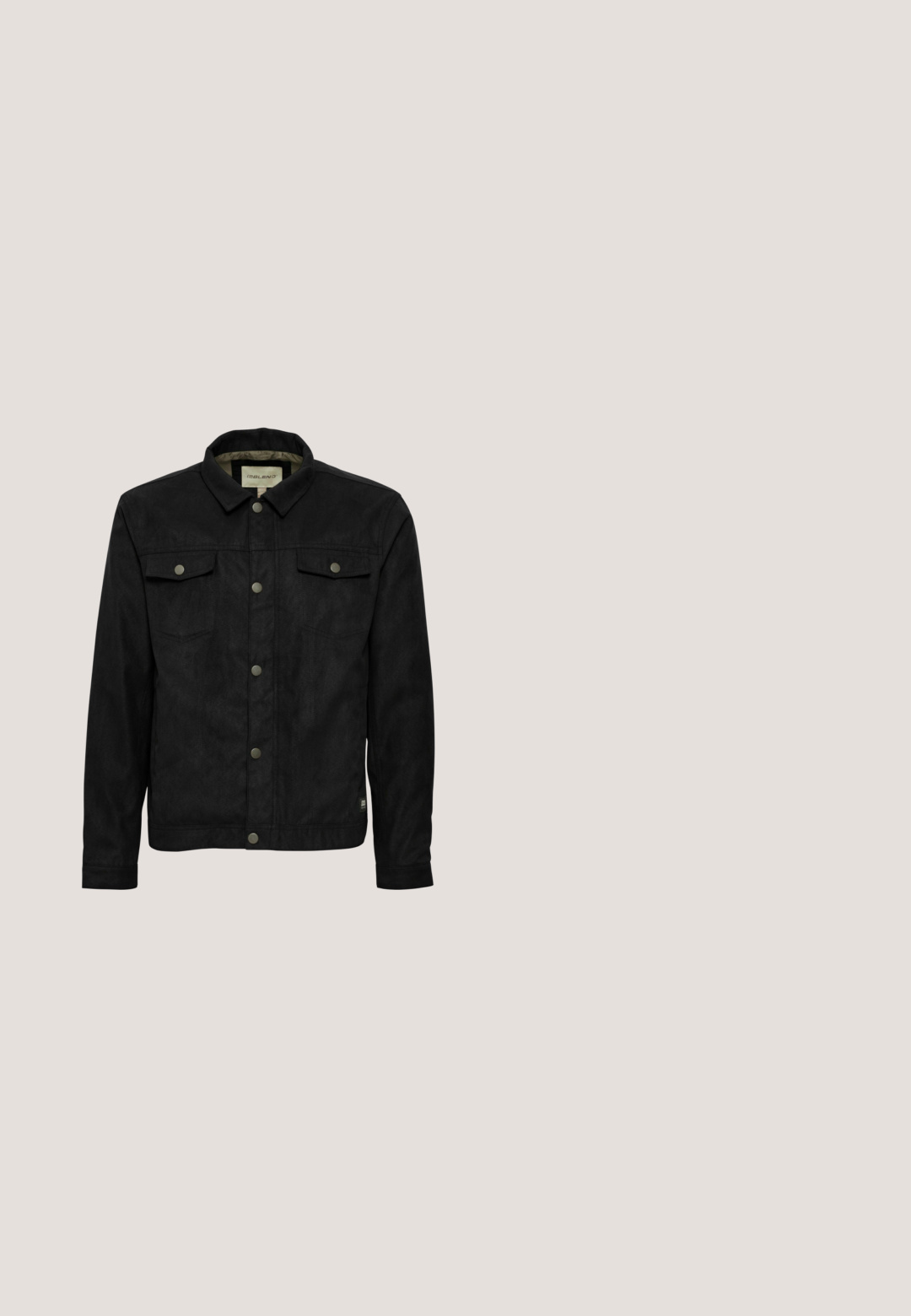 Sort jakke i blødt, mat stof med krave, frontlukning med knapper, to brystlommer og detaljer i sølvfarve.; Marineblå bomulds t-shirt med korte ærmer, med "JACK&JONES" logo i hvid og yderligere tekst nedenunder. Simpelt rundhalset design.; Grå denimshorts med en glat tekstur, med en rullet kant, fem lommer og en knaplukning. Standard pasform og afslappet design.; Bordeaux læder loafers med kvaster og en tekstureret overdel, parret med lyseblå denimjeans. Sort gummisål synlig.; BOSS Solbriller - black; Sort messenger taske lavet af holdbart stof, med flaplukning, justerbar rem med branding og rektangulær form.