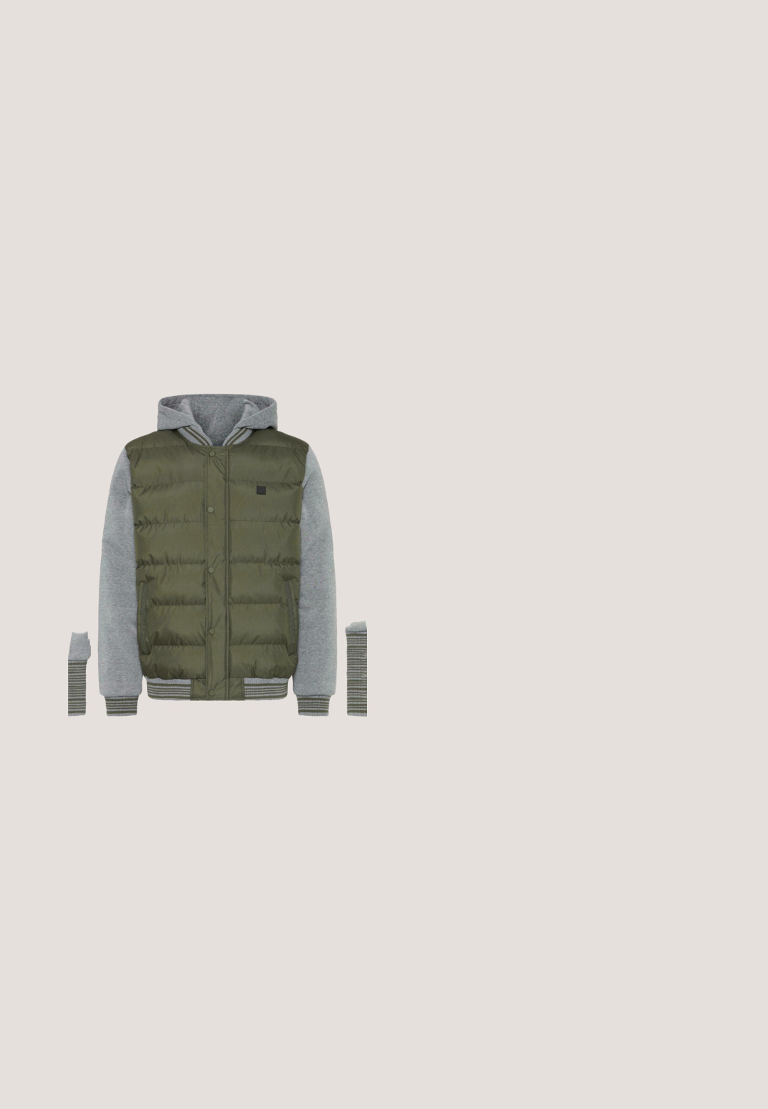 Groene pufferjack met grijze jersey-mouwen en capuchon. Voorzien van gestreepte ribgebreide manchetten en een elastische tailleband. Inclusief drukknoopsluiting en voorzakken.; Donkergroen sweatshirt met lange mouwen, ronde hals, ribbelboord bij de mouwen en onderkant, met een klein patch op de borst en een zijzak op de mouw.; Olijfgroene polo in een katoenmix, met een drieknops sluiting, korte mouwen en een klein merklabel op de borst.; Dunne zwarte denim jeans met een vervaagde afwerking, vijf zakken, riemlussen en subtiele stikseldetails langs de naden.; Zwarte leren enkellaars met elastische zijpanelen en een trekband. Bevat een gestructureerde zool en een contrasterende bruine hak voor extra grip.; Compact donker groen leren crossbodytas met een voorvak, een enkele band en het Piquadro-logo gegraveerd op het voorpaneel.