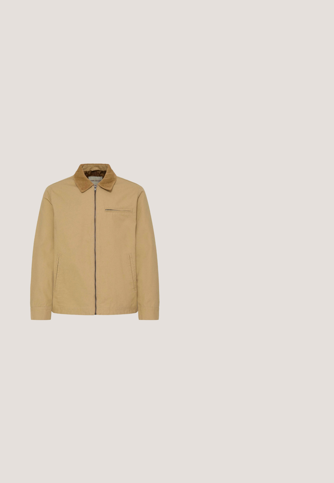Beige Reißverschlussjacke mit Kordkragen, zwei seitlichen Taschen und einer horizontalen Brusttasche vor weißem Hintergrund.; Hellgrauer Strickpullover mit einem Halb-Reißverschluss, gerippten Bündchen und Saum sowie einem kleinen braunen Labelakzent auf der Brust.; Kurzärmliges Poloshirt in Off-White mit gerippter Textur, geknöpftem Kragen und dezentem Logo-Tag an der Seite. Weicher Stoff, taillierte Passform.; Weiße Denim-Shorts mit einem klassischen Fünf-Taschen-Design, Metallknopfverschluss und kontrastierenden Stickdetails. Glatte Textur und gerader Schnitt.; Braunes Leder-Ankle-Boot mit strukturiertem Kragen, runder Zehenpartie, schwarzer Gummisohle, Schnürdesign und dezenten Stichdetails an der Seite.; Rechteckige braune Ledertasche für Toilettenartikel mit vorderer Reißverschlusstasche und seitlichem Griff, dargestellt vor weißem Hintergrund.