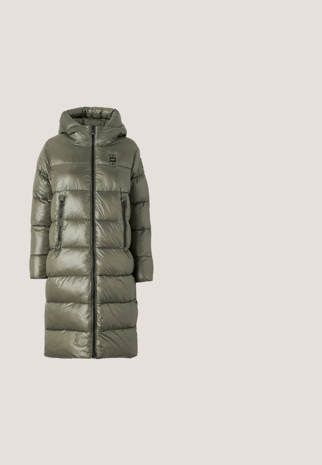 Blauer MARTHA - Vinterfrakke - verde pigna; Grøn langærmet rullekravebluse lavet af blødt materiale, med en tætsiddende form og minimalistisk design uden synlige mønstre eller hardware.; Cargo bukser i mørkt camouflage mønster, med elastisk talje, sidelommer og manchetter. Lavet af slidstærkt stof.; Hvid sneaker med rund tå, glat læderoverdel, sort ruskindselement ved hælen og en platform i hvid gummisål. Guldbranding synlig.; Beige halvmåne skuldertaske med justerbar sort rem og rektangulært sort mærke foran.; Par mellemstore skinnende sølv hoops øreringe med tynde metal spænder på en lys neutral baggrund.