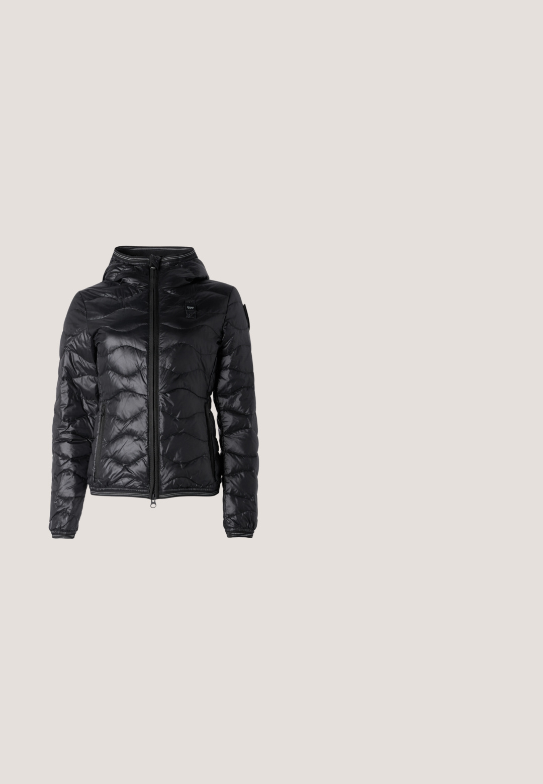 Blauer CAMELIA - Doudoune - nero; T-shirt blanc à manches courtes avec col et bords de manches noirs, portant le texte "Karl Lagerfeld La Côte D'Azur French Riviera" sur le devant.; Pantalon évasé noir fabriqué dans un tissu lisse et extensible. Comprend une fermeture à boutons à l'avant, des passants de ceinture et deux poches latérales.; Baskets en cuir blanc avec une bande argentée pailletée, un dessus texturé, un bout rond, fermeture à lacets et une semelle légère avec détail de marque.; Petit sac bandoulière en cuir noir avec une poignée supérieure, une longue sangle ajustable et un logo blanc « K » sur le devant.; Boucles d'oreilles en argent avec une rangée de pierres rectangulaires transparentes, disposées en ligne droite avec une finition polie.