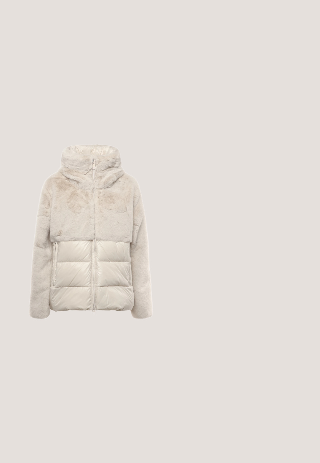 Veste matelassée avec un haut en fausse fourrure douce de couleur beige clair, une partie inférieure lisse et brillante, une capuche et une fermeture éclair à l'avant.; Even&Odd by Zalando Sweatshirt - mottled light grey; T-shirt blanc à manches courtes avec un col rond et des motifs noirs en pointillés représentant quatre formes d'animaux sur la poitrine.; Pantalons beige à jambe large en tissu doux, dotés de deux poches avant, d'une taille à cordon avec des embouts en métal doré et d'un discret détail de logo.; Baskets en cuir blanc avec un talon et des bordures en métal doré. Équipées de lacets ronds, d'un logo en embellissement et d'une semelle rembourrée.; Sac à main blanc en forme de croissant avec des motifs géométriques perforés, des accessoires dorés, une fermeture éclair et une seule bandoulière.