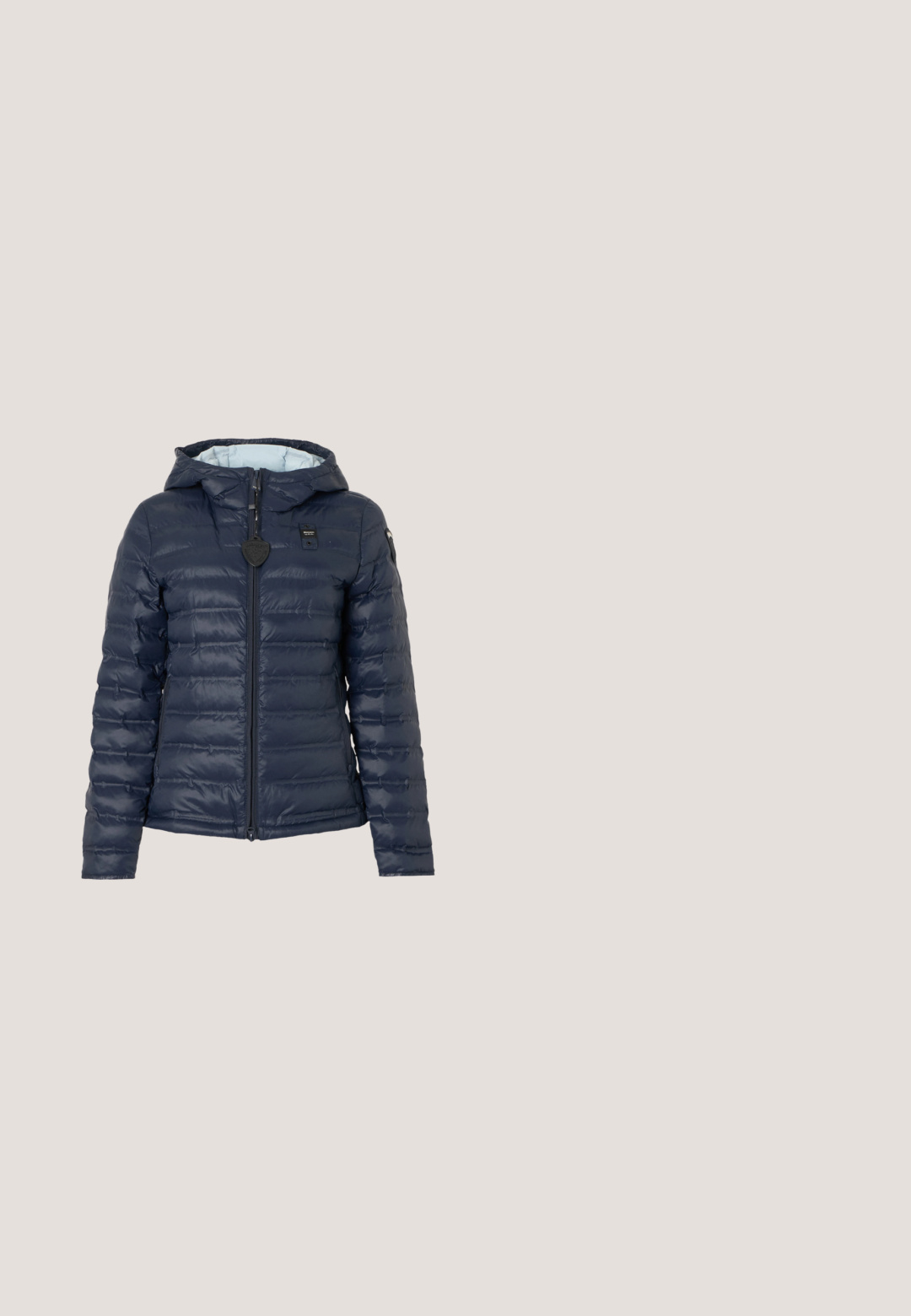 Marineblå quiltet jakke med lynlås foran, hætte og logopatch på brystet og venstre ærme.; Marineblå strikket top med rund halsudskæring, knaplukning foran, kabelstrikket mønster, bånd ved taljen og lange ærmer.; Slanke jeans i mørkeblå denim med subtilt slid. Har et klassisk fem-lomme design og metalknaplukning.; Hvide sneakers med en tekstureret læderoverdel, to lyse gulddetaljer og en glitrende guldfarvet hælaccents. Gummisål med mønstret mønster.; Sort DKNY håndtaske med dobbelte rundede håndtag og et lille metal logo foran, sat mod en ensartet lys baggrund.; Sølv halskæde med en delikat kæde, prydet med et rundt vedhæng dekoreret med flere små klare sten for en funklende effekt.