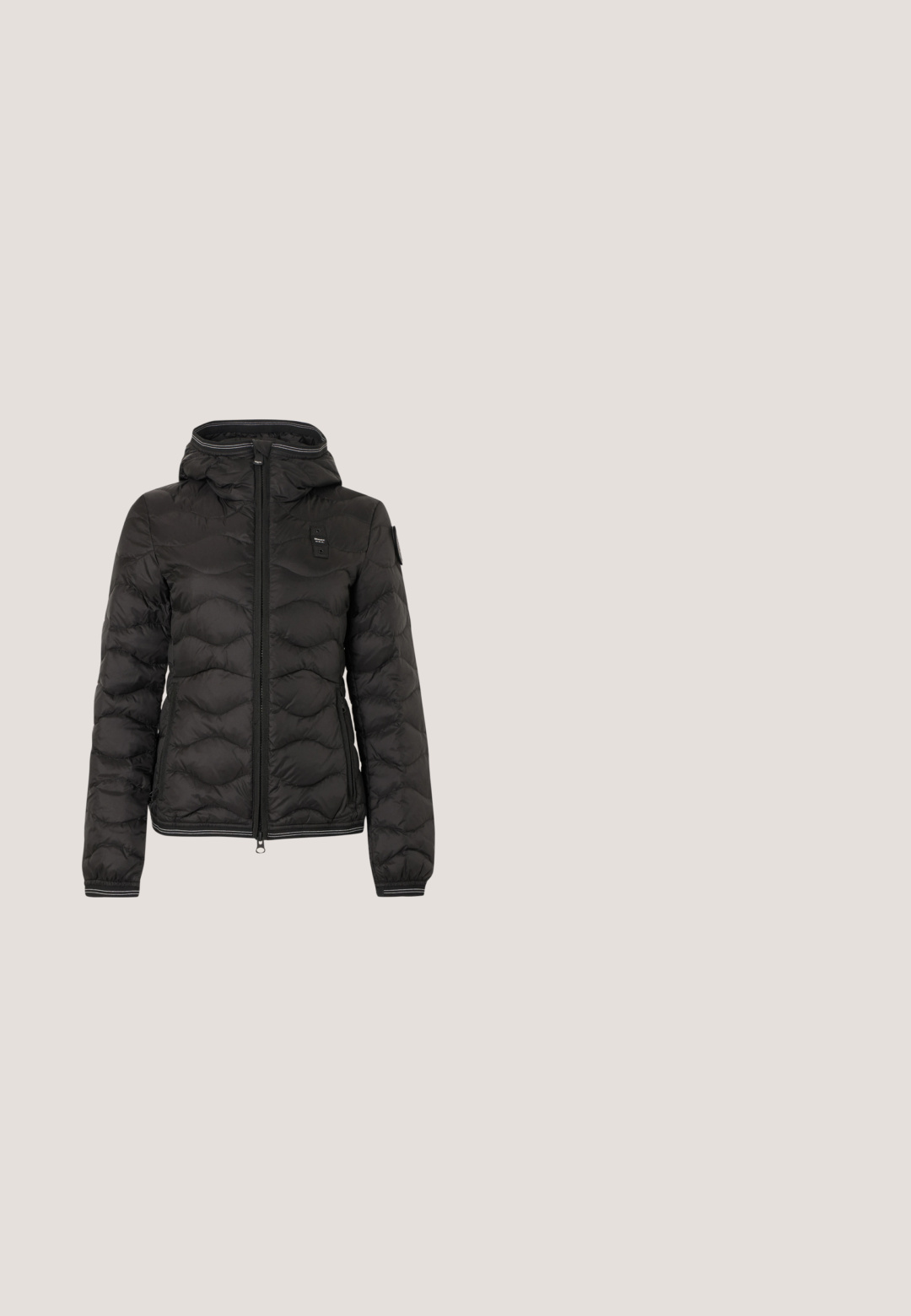 Zwarte gewatteerde jas met capuchon, ritssluiting aan de voorkant, zijzakken en elastische boorden met witte rand.; Witte blouse met een V-hals en brede korte mouwen. Gemaakt van lichte stof, met een eenvoudige, gladde textuur zonder zichtbare patronen.; Donkerblauwe denim flared jeans met een middelhoge taille, voorzakken en contrasterende stiksels. Voorzien van een metalen knoopsluiting en riemlussen.; Zwarte leren enkellaarsjes met een spits toelopende neus en een kleine, taps toelopende hak. Voorzien van een zijrits met een gouden accent. Gladde textuur.; Zwarte leren handtas in halvemaanvorm met korte riem en zilveren "cK" logo aan de voorkant, ritssluiting aan de bovenkant.; Zilveren creolen met een gepolijste afwerking en DKNY-branding, weergegeven tegen een effen witte achtergrond.