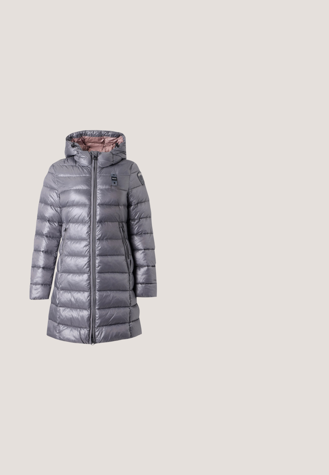 Long manteau d'hiver matelassé gris avec capuche, fermeture éclair intégrale à l'avant, poches latérales zippées et petits écussons logo sur la poitrine et la manche.; Sweat-shirt rayé avec des bandes horizontales blanches et noires, col rond, coupe ample et texture douce. Présente un logo rouge sur l'épaule.; Jean noir taille haute avec jambes évasées, bouton et fermeture éclair à l'avant, poches avant et arrière, avec détails de couture à l'ourlet.; Chaussures noires en cuir avec une semelle épaisse et côtelée, présentant un accent en métal argenté circulaire et des détails de couture minimalistes.; Sac à main en tissu gris texturé avec poignées en cuir noir et bandoulière amovible, avec étiquette Emporio Armani Milano 1981.; Boucles d'oreilles en résine noire avec une finition brillante et des accents en métal argenté. Forme circulaire avec une découpe et une fermeture à tige.