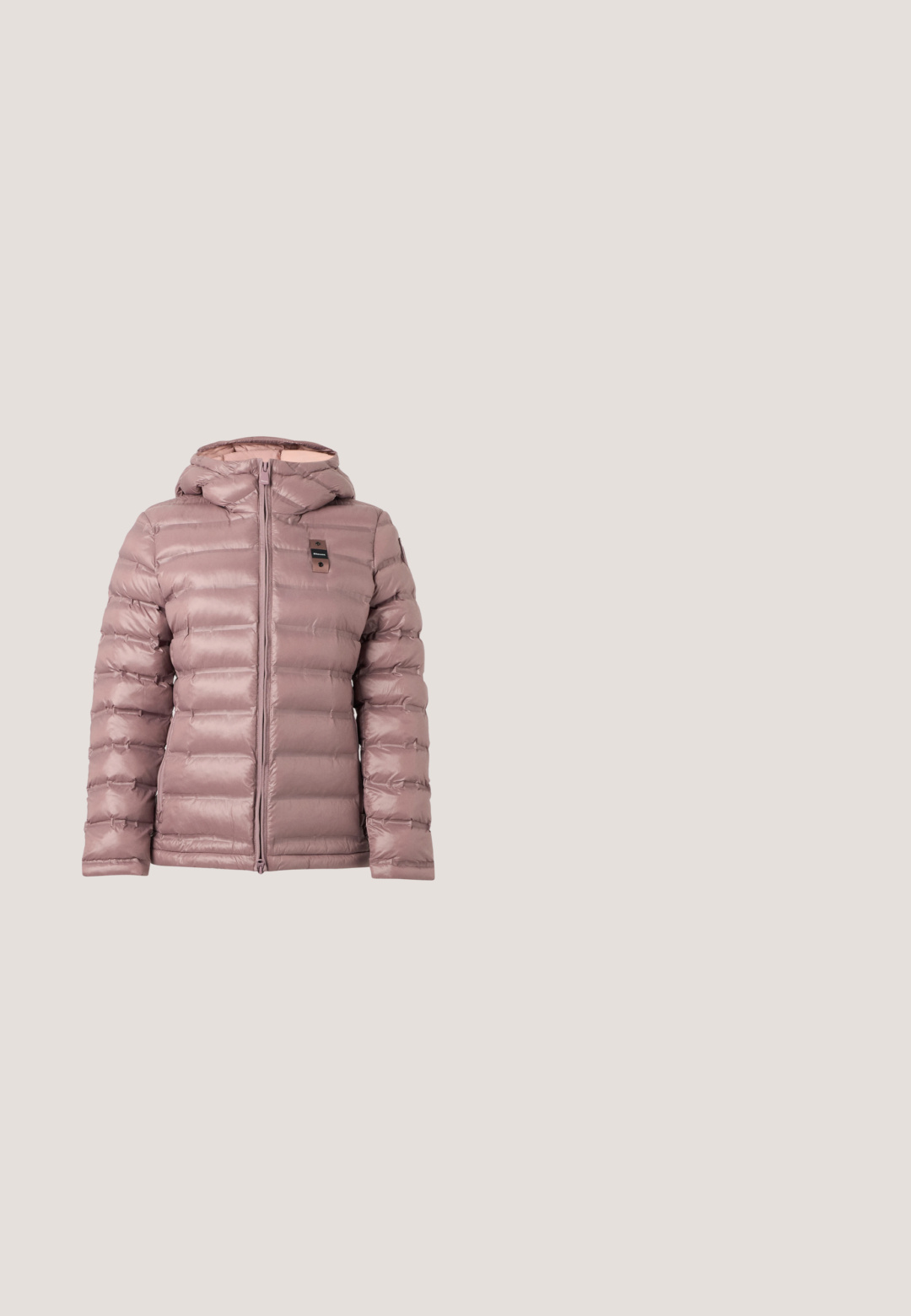 Lyserød mauve polstret jakke med vandret quilting, frontlynlås, fast hætte og lille sort logopatch på brystet.; Lys pink langærmet turtleneck top med et tætsiddende design, glat tekstur og høj hals. Ingen synlige mønstre eller dekorationer.; Lyserøde bukser med bred benvidde lavet af blød stof. Har en frontknaplukning, to sidelommer og en glat tekstur.; Lyserøde ruskinds sneakers med hvidt hjerteaccent, snørrebåndsdesign og hvid gummisål. Glat tekstur, rund tå og kontrasterende detaljer.; Lyserød tekstureret læderhalvmåne håndtaske med kort håndtag, gyldent lynlås og lille gyldent logo centreret nær bunden.; Sølv hoop øreringe med firkantet form, der har en glat og poleret tekstur samt et enkelt design. Ingen yderligere accenter eller mønstre.