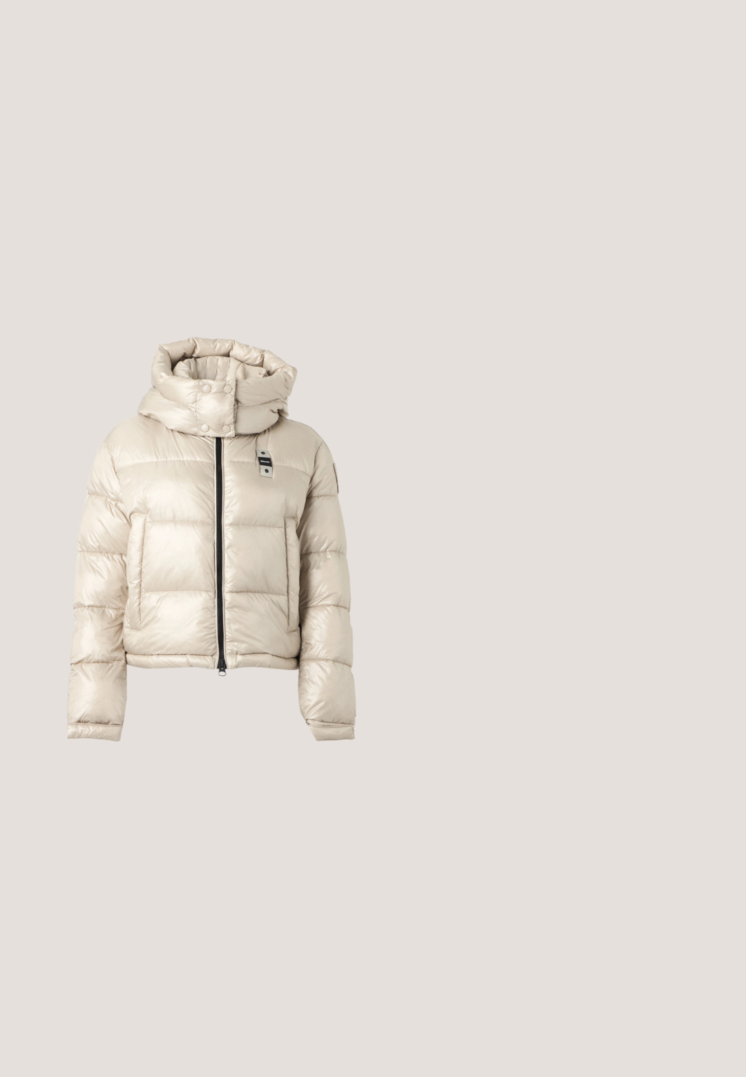 Veste d'hiver matelassée beige clair avec col montant, boutons-pression, fermeture éclair frontale et poches latérales, présentée sur fond blanc.; Pull court en tricot côtelé beige, à manches longues, avec un col rond et des coutures décoratives le long des manches.; Haut blanc en coton à manches courtes pour femmes avec un large col rond sur un fond clair uni.; Jean droit taille haute bleu foncé avec poches avant, passants pour ceinture et fermeture à bouton sur un fond clair uni.; Baskets avec une tige en toile crème ornée d'un motif répété "MK", des accents en suède beige et une semelle en caoutchouc texturé de couleur marron clair.; Sac à main en cuir beige avec deux poignées, bandoulière amovible et breloque dorée avec le logo Michael Kors sur un fond uni.