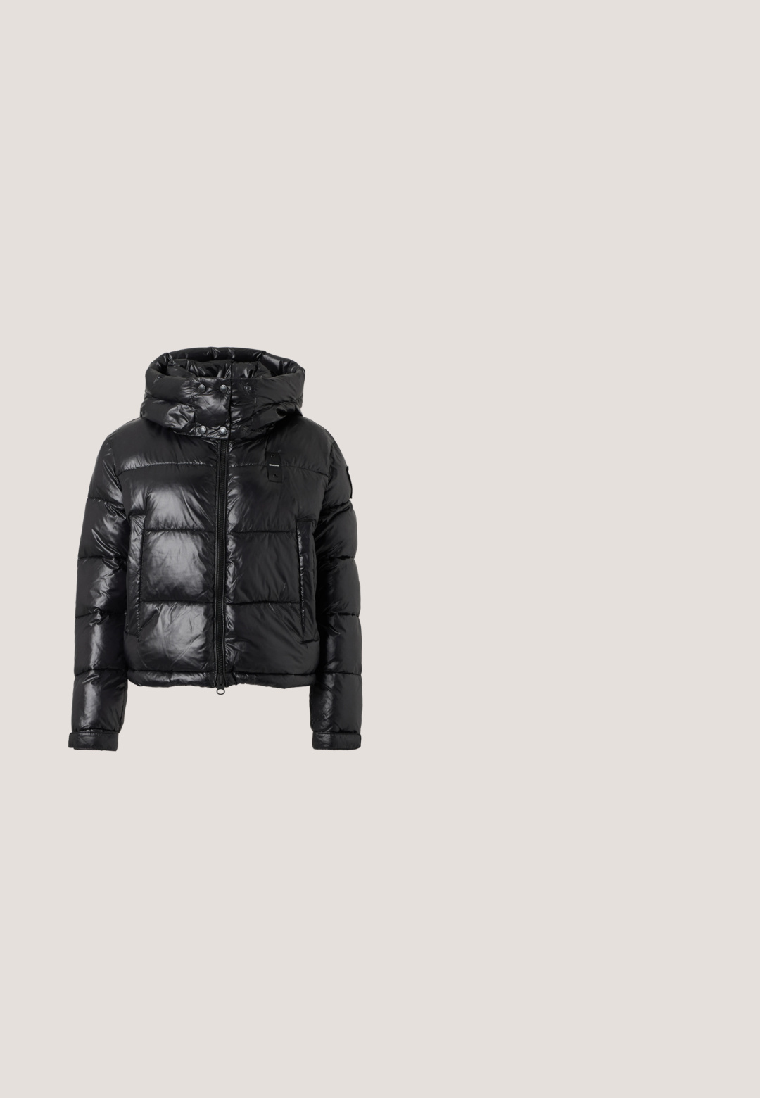 Schwarze glänzende Steppjacke mit Frontreißverschluss, Druckknöpfen am hohen Kragen, langen Ärmeln und zwei Seitentaschen.; Schwarzes Kurzarm-Crop-Top mit Rundhalsausschnitt und einem silbernen, rautenförmigen Ausschnittdesign auf der Vorderseite.; Schwarz-graue Faltenhosen mit rotem Paspelband und rotem Kursive-Farbtext am linken Oberschenkel, elastischer Bund, Vorderansicht auf weißem Hintergrund.; Schwarze Sneaker mit einem strukturierten Mesh-Obermaterial, glänzenden Lederakzenten und einer Wedge-Sohle. Verfügt über Schnürsenkel und ein brandingseitliches Detail.; Schwarze Umhängetasche mit einem strukturierten Stoffkörper, glattem Lederfront und einem kontrastierenden Riemen mit "MICHAEL KORS"-Branding.; Silberne dreieckige Ohrringe mit abgerundeten Perlenakzenten entlang der Kanten. Präsentiert den Markennamen "LIU·JO" auf der Oberfläche. Glatte metallische Oberfläche.