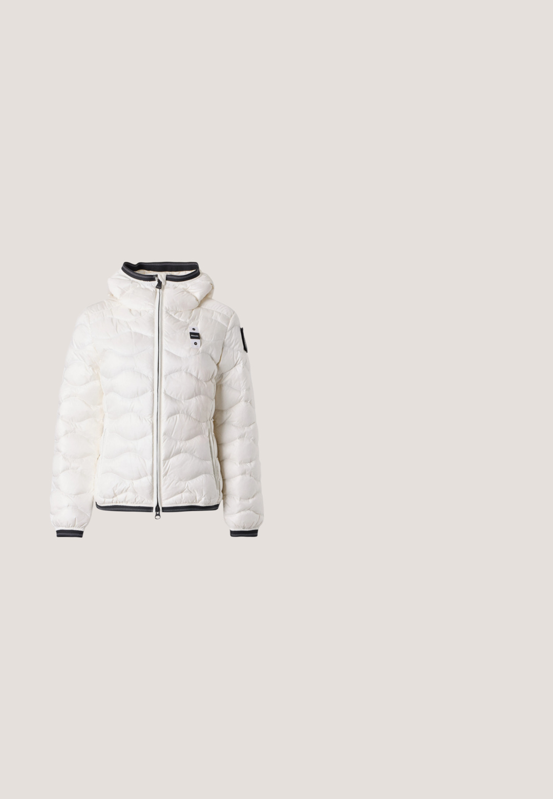 Weiße gesteppte Kapuzenjacke mit schwarzem Besatz an Bündchen, Saum und Reißverschluss, mit vorderem Reißverschluss und kleinem Logo-Patch auf Brust und Ärmel.; Marineblaue Poloshirt mit kurzen Ärmeln, dünnen weißen horizontalen Streifen, weißem Kragen, weißen Ärmelsäumen und vier goldenen Knöpfen auf der vorderen Knopfleiste.; Dunkelblaue Denim-Jeans mit geradem Beinschnitt, im Fünf-Taschen-Stil und leichter Ausbleichung. Mit einem vorderen Knopfverschluss und Gürtelschlaufen.; Weißer Sneaker mit glatter Textur und goldenen Akzenten, ausgestattet mit einem Schnürdesign und einer markenbezogenen Zunge, vor einem gittermusterartigen Hintergrund.; Cremefarbene Lederhandtasche mit Tragegriff oben, verstellbarem Schulterriemen und breitem Gürtel mit silberner Schnalle vorne.; Goldene herzförmige Ohrringe mit einem verdrehten Design, das mit klaren Strasssteinen die Herzform umrandet und das Zentrum akzentuiert.