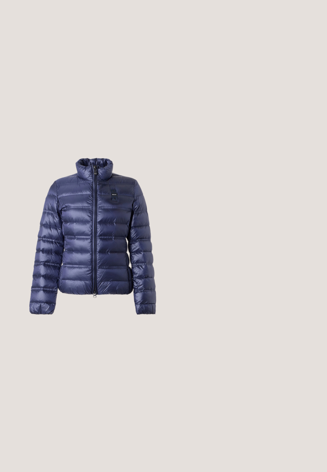 Doudoune matelassée bleu marine avec fermeture éclair frontale, col montant, manches longues et petite étiquette noire sur la poitrine.; Pull en maille Lacoste bleu clair manches courtes avec col rond et petit logo crocodile brodé sur la poitrine gauche.; Jean gris clair taille haute à jambes larges, avec poches avant, passants de ceinture et ceinture en tissu assortie avec boucle.; Baskets basses de couleur crème avec des accents dorés, des lacets et un marquage « Armani Exchange » en relief sur la semelle et le patch latéral.; Sac cabas bleu clair avec motif géométrique et petite pochette zippée assortie attachée par une chaîne, tous deux de la marque Calvin Klein.; Paire de boucles d’oreilles créoles dorées avec des détails de perles arrondies le long du bord extérieur sur un fond clair.